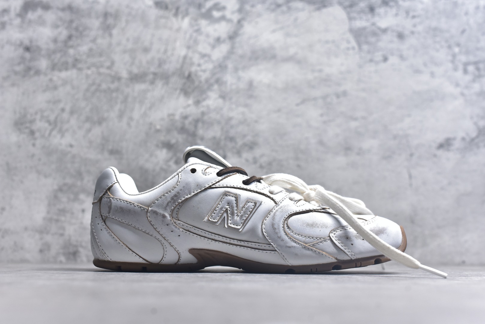 图片[3]-#MiuMiu&NB•联名款新色上新 美拉德配色德训鞋运动鞋miumiu&nb530最新款新色上新！特别piu亮的银色渡边设计！经典的网面拼接皮面设计，上脚舒适轻便！一如既往的还原原版大底！三色上新！其中感觉银色最漂亮！谁能不爱亮闪闪呢！很适合春夏哦！透气孔设计不怕闷脚出汗哦！！ 材质：牛皮 内里：透气网 大底：原版定制橡胶大底 尺码：35-44（半）-选品中心