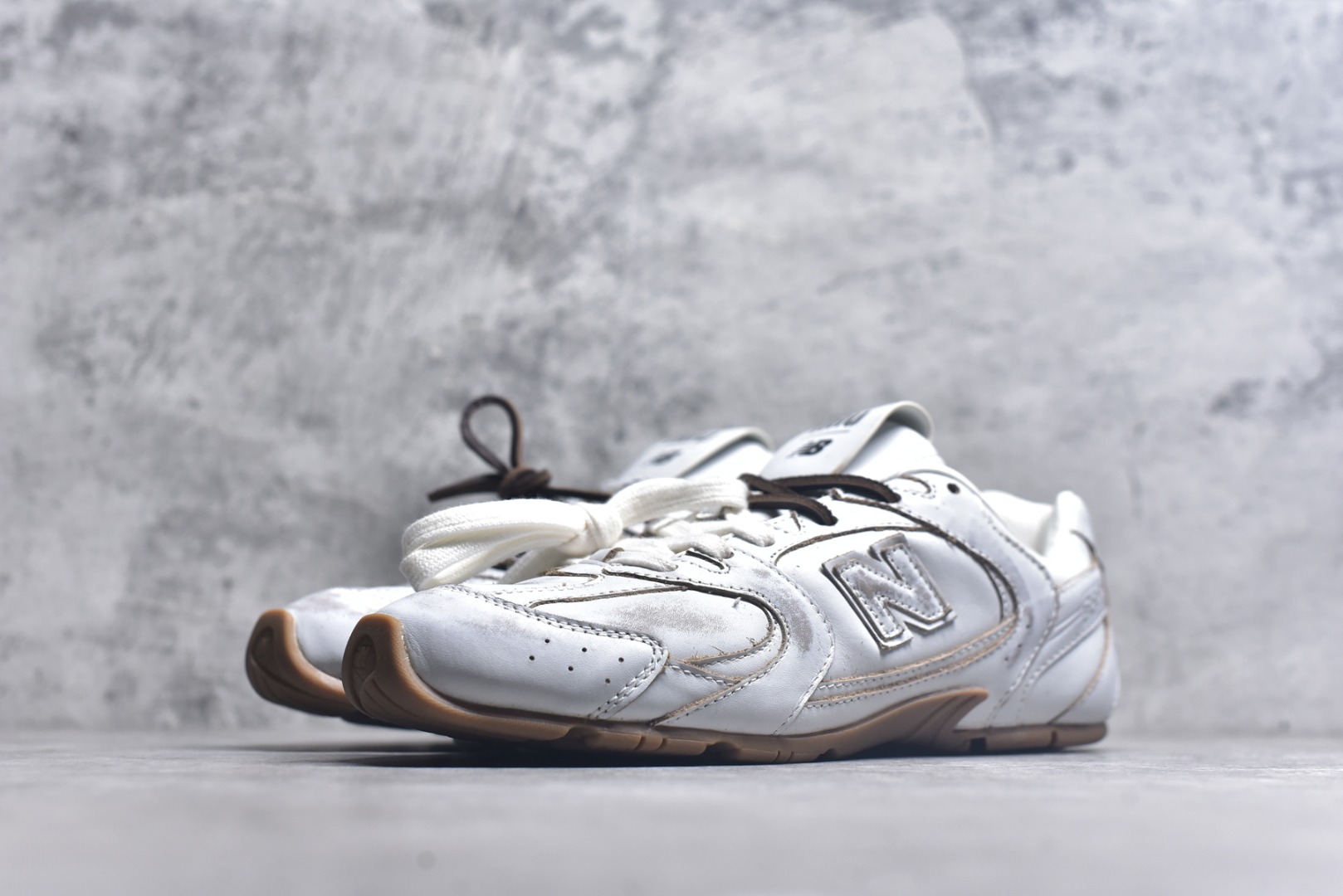 图片[2]-#MiuMiu&NB•联名款新色上新 美拉德配色德训鞋运动鞋miumiu&nb530最新款新色上新！特别piu亮的银色渡边设计！经典的网面拼接皮面设计，上脚舒适轻便！一如既往的还原原版大底！三色上新！其中感觉银色最漂亮！谁能不爱亮闪闪呢！很适合春夏哦！透气孔设计不怕闷脚出汗哦！！ 材质：牛皮 内里：透气网 大底：原版定制橡胶大底 尺码：35-44（半）-选品中心