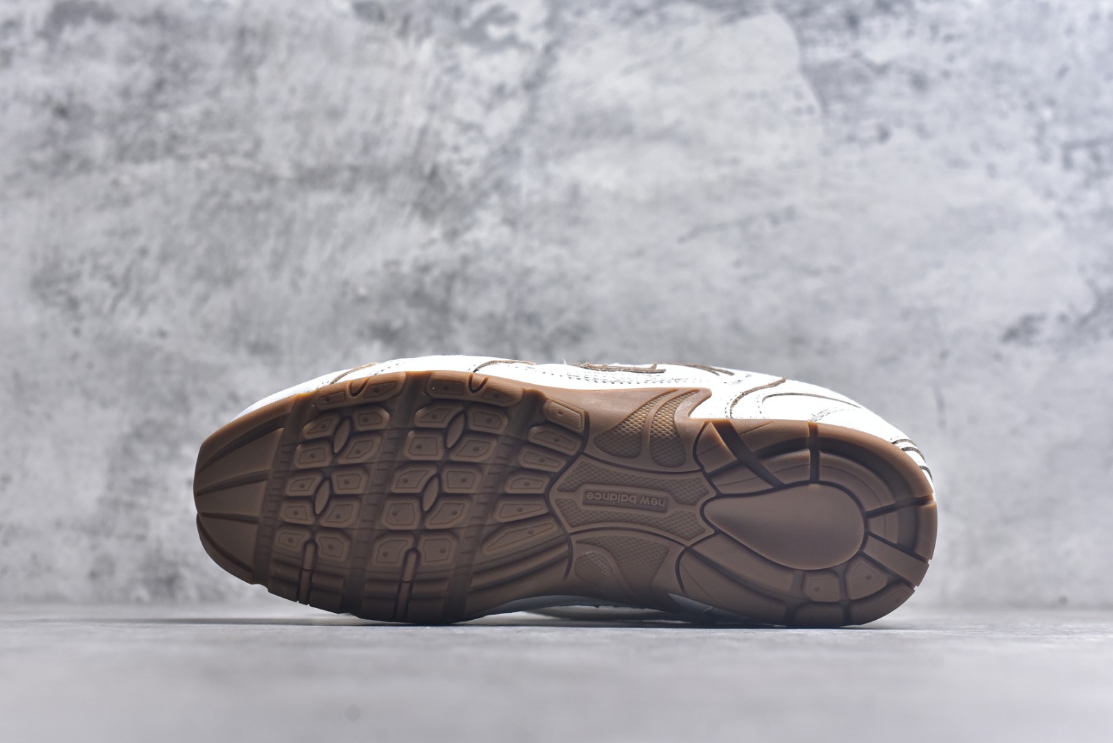 图片[6]-#MiuMiu&NB•联名款新色上新 美拉德配色德训鞋运动鞋miumiu&nb530最新款新色上新！特别piu亮的银色渡边设计！经典的网面拼接皮面设计，上脚舒适轻便！一如既往的还原原版大底！三色上新！其中感觉银色最漂亮！谁能不爱亮闪闪呢！很适合春夏哦！透气孔设计不怕闷脚出汗哦！！ 材质：牛皮 内里：透气网 大底：原版定制橡胶大底 尺码：35-44（半）-选品中心