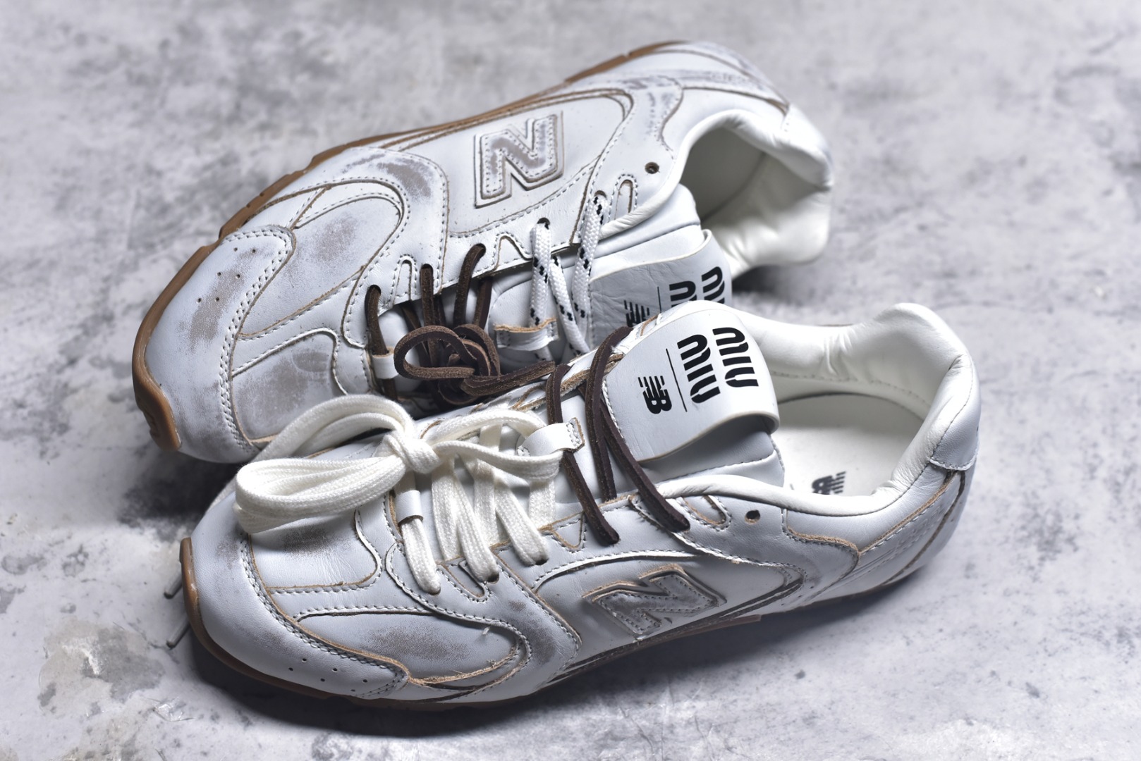 图片[7]-#MiuMiu&NB•联名款新色上新 美拉德配色德训鞋运动鞋miumiu&nb530最新款新色上新！特别piu亮的银色渡边设计！经典的网面拼接皮面设计，上脚舒适轻便！一如既往的还原原版大底！三色上新！其中感觉银色最漂亮！谁能不爱亮闪闪呢！很适合春夏哦！透气孔设计不怕闷脚出汗哦！！ 材质：牛皮 内里：透气网 大底：原版定制橡胶大底 尺码：35-44（半）-选品中心