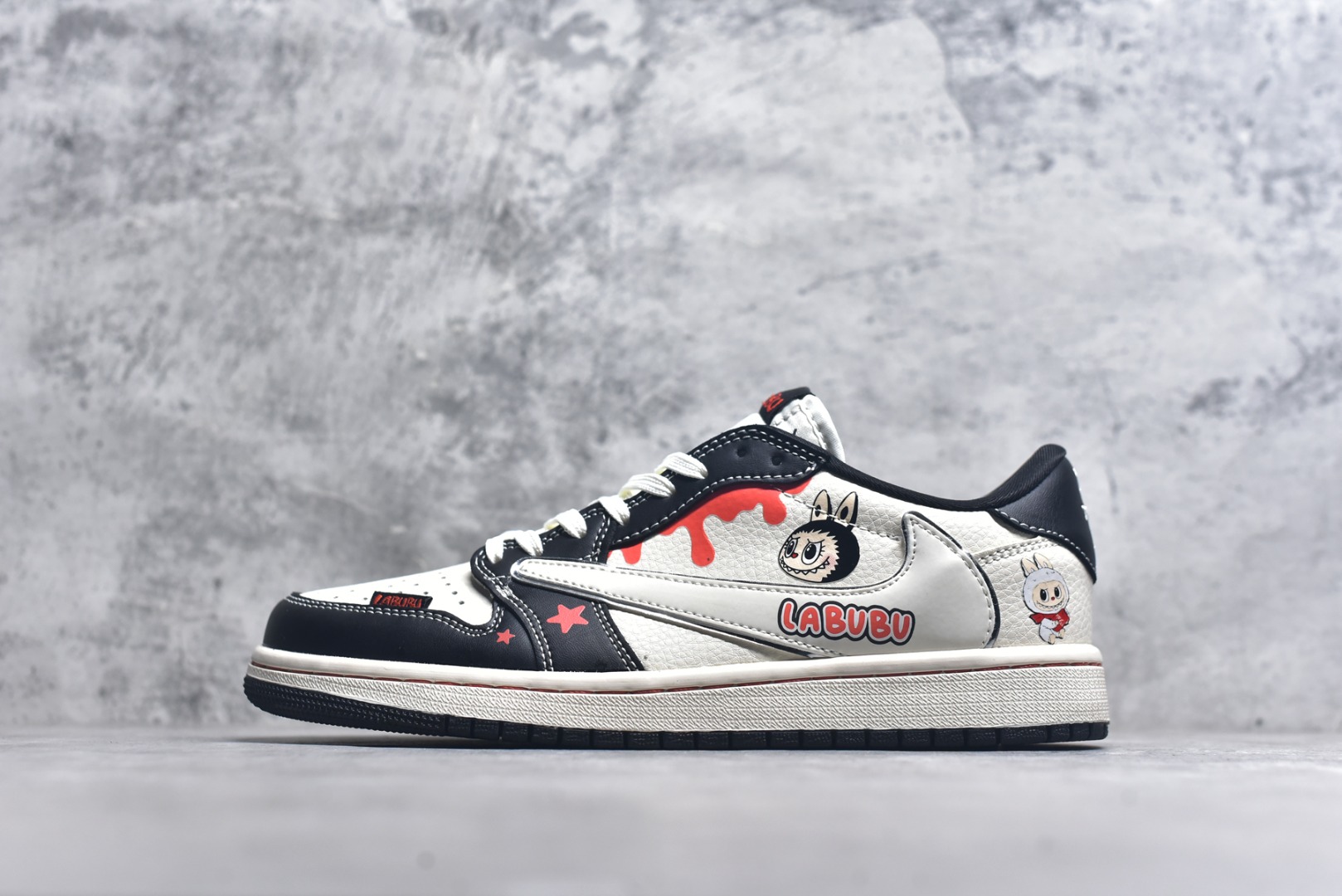 #海外爆款限量发售！Travis Scott x Fragment Design x Jordan Air Jordan 1 Low OG SP “黑泼墨拉布布” 多方联名合作融合了Travi翻毛蓝勾s Scott 独特的音乐风格，藤原浩个性的设计风格以及Jordan品牌的经典元素 使其成为一双具有独特身份和价值的鞋子 清新而立体的外观加上联名标识更突出了其独特身份 这种配色方案显示出活力和时尚感 在视觉上引人注目 鞋身的质感和细腻的细节处理使其显得高端而格调十足 这款“倒钩”联名是设计与创意完美结合 融合多方的个性风格是一款备受瞩目的潮流鞋款 低帮休闲板鞋 定制鞋盒 大厂纯原品质出货 超高清洁度 皮料切割干净无任何毛边 细节完美 货号：DZ5899-019 尺码：36 36.5 37.5 38 38.5 39 40 40.5 41 42 42.5 43 44 44.5 45-选品中心