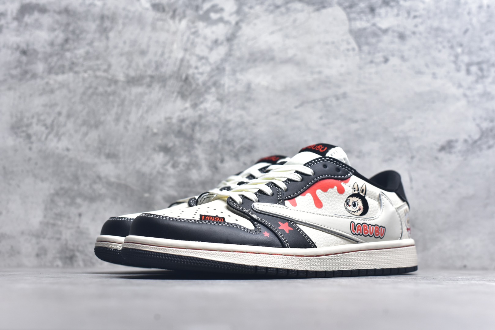 图片[2]-#海外爆款限量发售！Travis Scott x Fragment Design x Jordan Air Jordan 1 Low OG SP “黑泼墨拉布布” 多方联名合作融合了Travi翻毛蓝勾s Scott 独特的音乐风格，藤原浩个性的设计风格以及Jordan品牌的经典元素 使其成为一双具有独特身份和价值的鞋子 清新而立体的外观加上联名标识更突出了其独特身份 这种配色方案显示出活力和时尚感 在视觉上引人注目 鞋身的质感和细腻的细节处理使其显得高端而格调十足 这款“倒钩”联名是设计与创意完美结合 融合多方的个性风格是一款备受瞩目的潮流鞋款 低帮休闲板鞋 定制鞋盒 大厂纯原品质出货 超高清洁度 皮料切割干净无任何毛边 细节完美 货号：DZ5899-019 尺码：36 36.5 37.5 38 38.5 39 40 40.5 41 42 42.5 43 44 44.5 45-选品中心