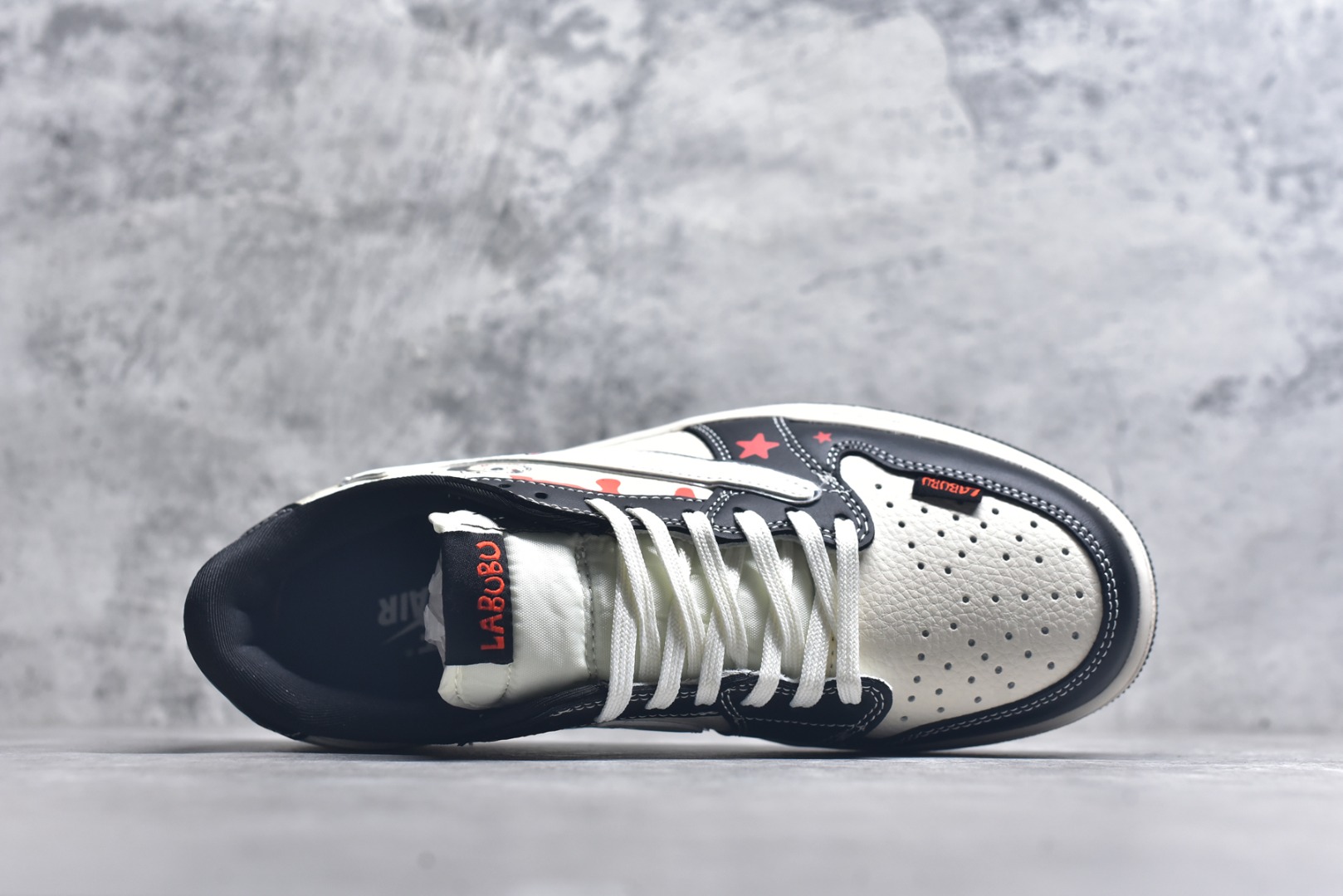 图片[4]-#海外爆款限量发售！Travis Scott x Fragment Design x Jordan Air Jordan 1 Low OG SP “黑泼墨拉布布” 多方联名合作融合了Travi翻毛蓝勾s Scott 独特的音乐风格，藤原浩个性的设计风格以及Jordan品牌的经典元素 使其成为一双具有独特身份和价值的鞋子 清新而立体的外观加上联名标识更突出了其独特身份 这种配色方案显示出活力和时尚感 在视觉上引人注目 鞋身的质感和细腻的细节处理使其显得高端而格调十足 这款“倒钩”联名是设计与创意完美结合 融合多方的个性风格是一款备受瞩目的潮流鞋款 低帮休闲板鞋 定制鞋盒 大厂纯原品质出货 超高清洁度 皮料切割干净无任何毛边 细节完美 货号：DZ5899-019 尺码：36 36.5 37.5 38 38.5 39 40 40.5 41 42 42.5 43 44 44.5 45-选品中心