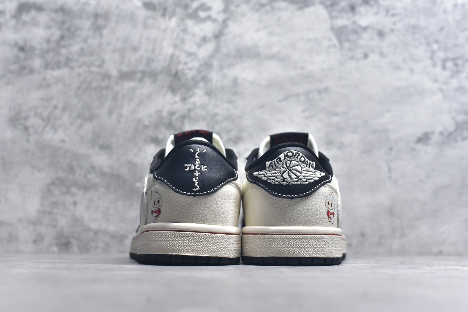 图片[5]-#海外爆款限量发售！Travis Scott x Fragment Design x Jordan Air Jordan 1 Low OG SP “黑泼墨拉布布” 多方联名合作融合了Travi翻毛蓝勾s Scott 独特的音乐风格，藤原浩个性的设计风格以及Jordan品牌的经典元素 使其成为一双具有独特身份和价值的鞋子 清新而立体的外观加上联名标识更突出了其独特身份 这种配色方案显示出活力和时尚感 在视觉上引人注目 鞋身的质感和细腻的细节处理使其显得高端而格调十足 这款“倒钩”联名是设计与创意完美结合 融合多方的个性风格是一款备受瞩目的潮流鞋款 低帮休闲板鞋 定制鞋盒 大厂纯原品质出货 超高清洁度 皮料切割干净无任何毛边 细节完美 货号：DZ5899-019 尺码：36 36.5 37.5 38 38.5 39 40 40.5 41 42 42.5 43 44 44.5 45-选品中心
