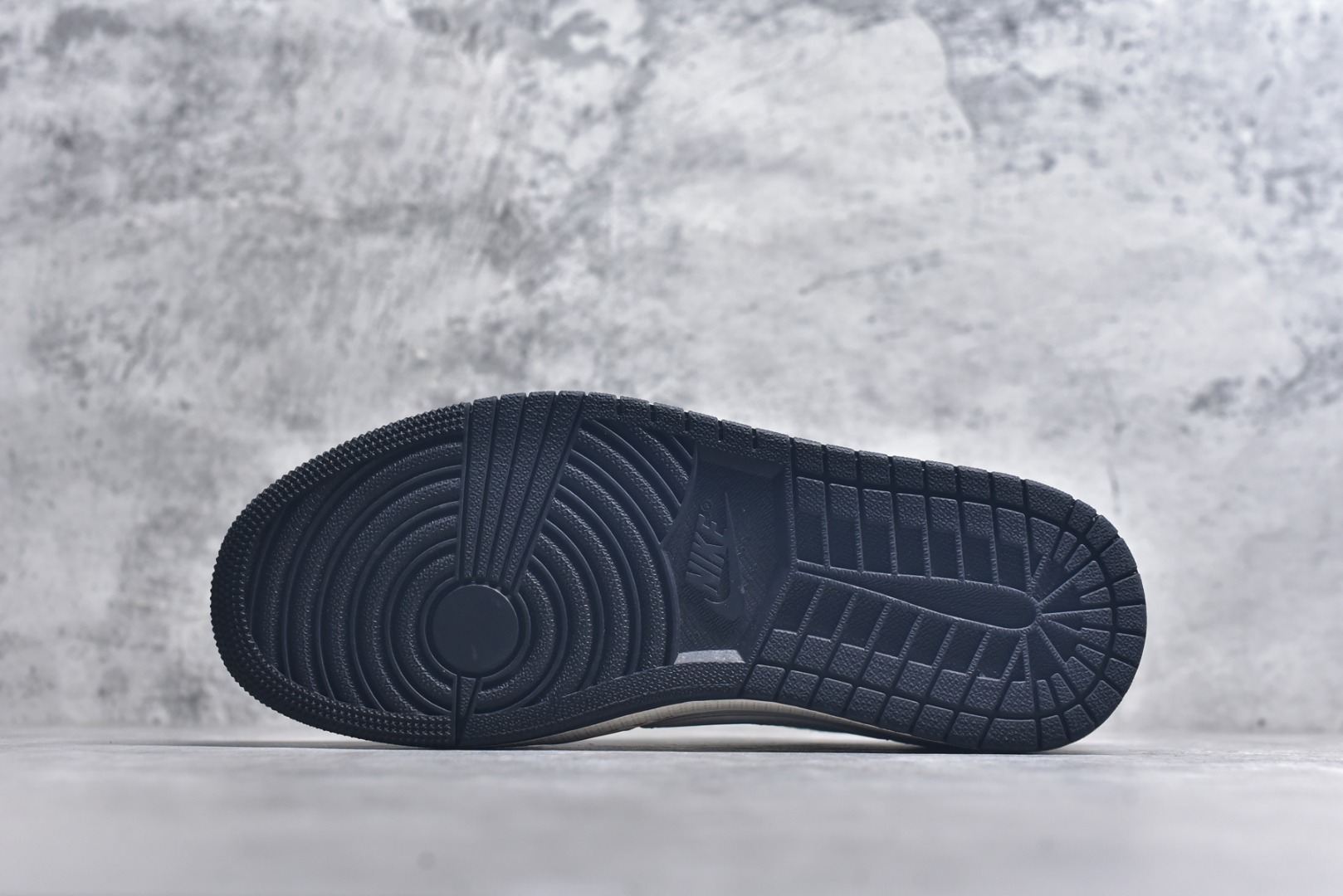 图片[6]-#海外爆款限量发售！Travis Scott x Fragment Design x Jordan Air Jordan 1 Low OG SP “黑泼墨拉布布” 多方联名合作融合了Travi翻毛蓝勾s Scott 独特的音乐风格，藤原浩个性的设计风格以及Jordan品牌的经典元素 使其成为一双具有独特身份和价值的鞋子 清新而立体的外观加上联名标识更突出了其独特身份 这种配色方案显示出活力和时尚感 在视觉上引人注目 鞋身的质感和细腻的细节处理使其显得高端而格调十足 这款“倒钩”联名是设计与创意完美结合 融合多方的个性风格是一款备受瞩目的潮流鞋款 低帮休闲板鞋 定制鞋盒 大厂纯原品质出货 超高清洁度 皮料切割干净无任何毛边 细节完美 货号：DZ5899-019 尺码：36 36.5 37.5 38 38.5 39 40 40.5 41 42 42.5 43 44 44.5 45-选品中心