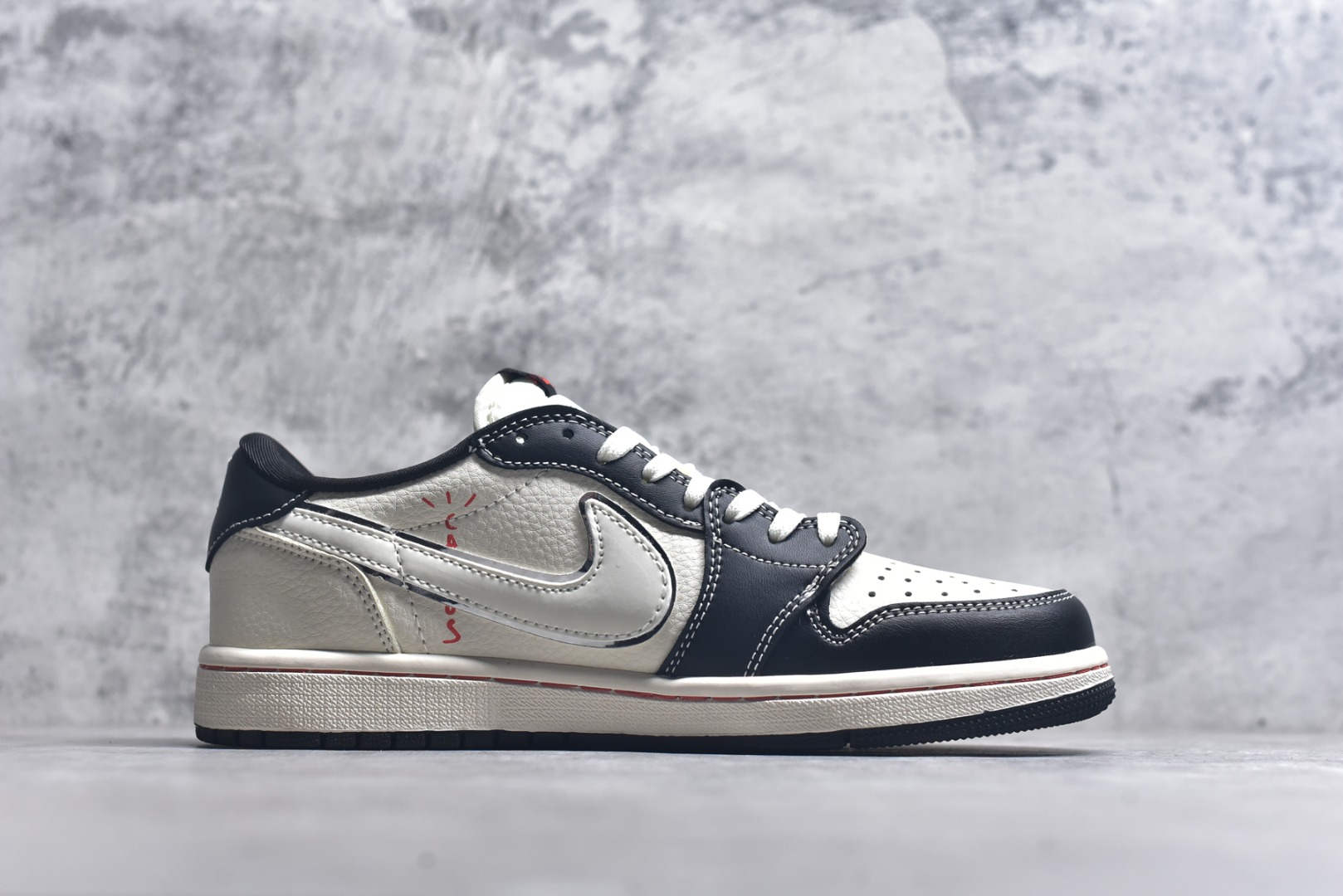 图片[3]-#海外爆款限量发售！Travis Scott x Fragment Design x Jordan Air Jordan 1 Low OG SP “黑泼墨拉布布” 多方联名合作融合了Travi翻毛蓝勾s Scott 独特的音乐风格，藤原浩个性的设计风格以及Jordan品牌的经典元素 使其成为一双具有独特身份和价值的鞋子 清新而立体的外观加上联名标识更突出了其独特身份 这种配色方案显示出活力和时尚感 在视觉上引人注目 鞋身的质感和细腻的细节处理使其显得高端而格调十足 这款“倒钩”联名是设计与创意完美结合 融合多方的个性风格是一款备受瞩目的潮流鞋款 低帮休闲板鞋 定制鞋盒 大厂纯原品质出货 超高清洁度 皮料切割干净无任何毛边 细节完美 货号：DZ5899-019 尺码：36 36.5 37.5 38 38.5 39 40 40.5 41 42 42.5 43 44 44.5 45-选品中心