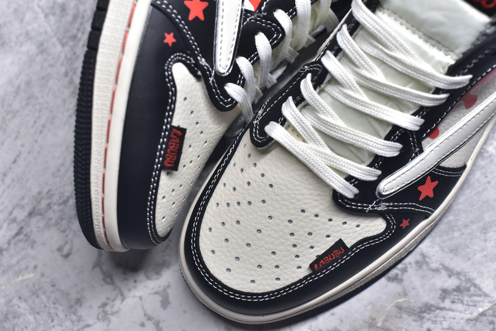 图片[8]-#海外爆款限量发售！Travis Scott x Fragment Design x Jordan Air Jordan 1 Low OG SP “黑泼墨拉布布” 多方联名合作融合了Travi翻毛蓝勾s Scott 独特的音乐风格，藤原浩个性的设计风格以及Jordan品牌的经典元素 使其成为一双具有独特身份和价值的鞋子 清新而立体的外观加上联名标识更突出了其独特身份 这种配色方案显示出活力和时尚感 在视觉上引人注目 鞋身的质感和细腻的细节处理使其显得高端而格调十足 这款“倒钩”联名是设计与创意完美结合 融合多方的个性风格是一款备受瞩目的潮流鞋款 低帮休闲板鞋 定制鞋盒 大厂纯原品质出货 超高清洁度 皮料切割干净无任何毛边 细节完美 货号：DZ5899-019 尺码：36 36.5 37.5 38 38.5 39 40 40.5 41 42 42.5 43 44 44.5 45-选品中心