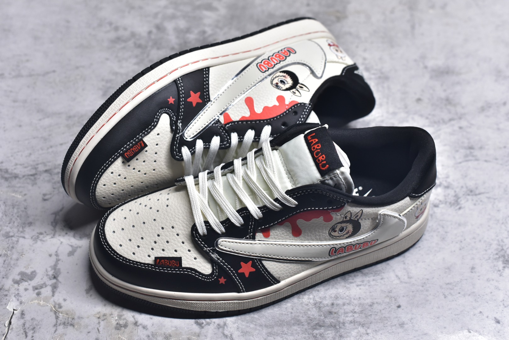 图片[7]-#海外爆款限量发售！Travis Scott x Fragment Design x Jordan Air Jordan 1 Low OG SP “黑泼墨拉布布” 多方联名合作融合了Travi翻毛蓝勾s Scott 独特的音乐风格，藤原浩个性的设计风格以及Jordan品牌的经典元素 使其成为一双具有独特身份和价值的鞋子 清新而立体的外观加上联名标识更突出了其独特身份 这种配色方案显示出活力和时尚感 在视觉上引人注目 鞋身的质感和细腻的细节处理使其显得高端而格调十足 这款“倒钩”联名是设计与创意完美结合 融合多方的个性风格是一款备受瞩目的潮流鞋款 低帮休闲板鞋 定制鞋盒 大厂纯原品质出货 超高清洁度 皮料切割干净无任何毛边 细节完美 货号：DZ5899-019 尺码：36 36.5 37.5 38 38.5 39 40 40.5 41 42 42.5 43 44 44.5 45-选品中心