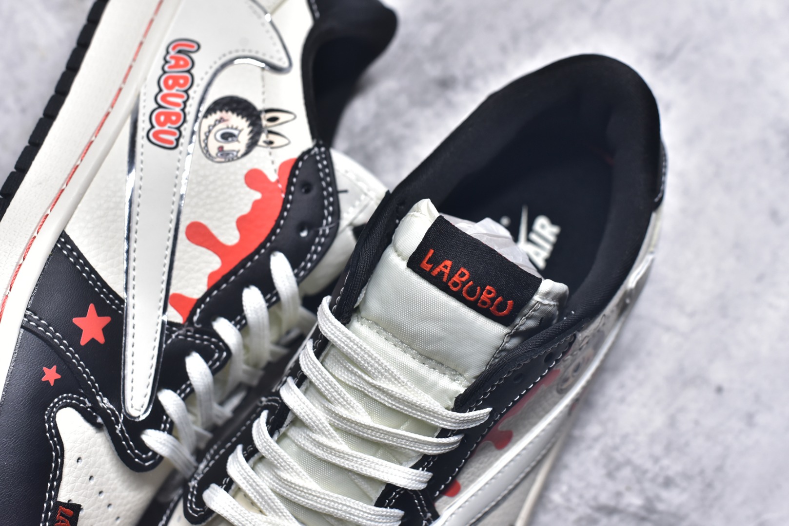图片[9]-#海外爆款限量发售！Travis Scott x Fragment Design x Jordan Air Jordan 1 Low OG SP “黑泼墨拉布布” 多方联名合作融合了Travi翻毛蓝勾s Scott 独特的音乐风格，藤原浩个性的设计风格以及Jordan品牌的经典元素 使其成为一双具有独特身份和价值的鞋子 清新而立体的外观加上联名标识更突出了其独特身份 这种配色方案显示出活力和时尚感 在视觉上引人注目 鞋身的质感和细腻的细节处理使其显得高端而格调十足 这款“倒钩”联名是设计与创意完美结合 融合多方的个性风格是一款备受瞩目的潮流鞋款 低帮休闲板鞋 定制鞋盒 大厂纯原品质出货 超高清洁度 皮料切割干净无任何毛边 细节完美 货号：DZ5899-019 尺码：36 36.5 37.5 38 38.5 39 40 40.5 41 42 42.5 43 44 44.5 45-选品中心