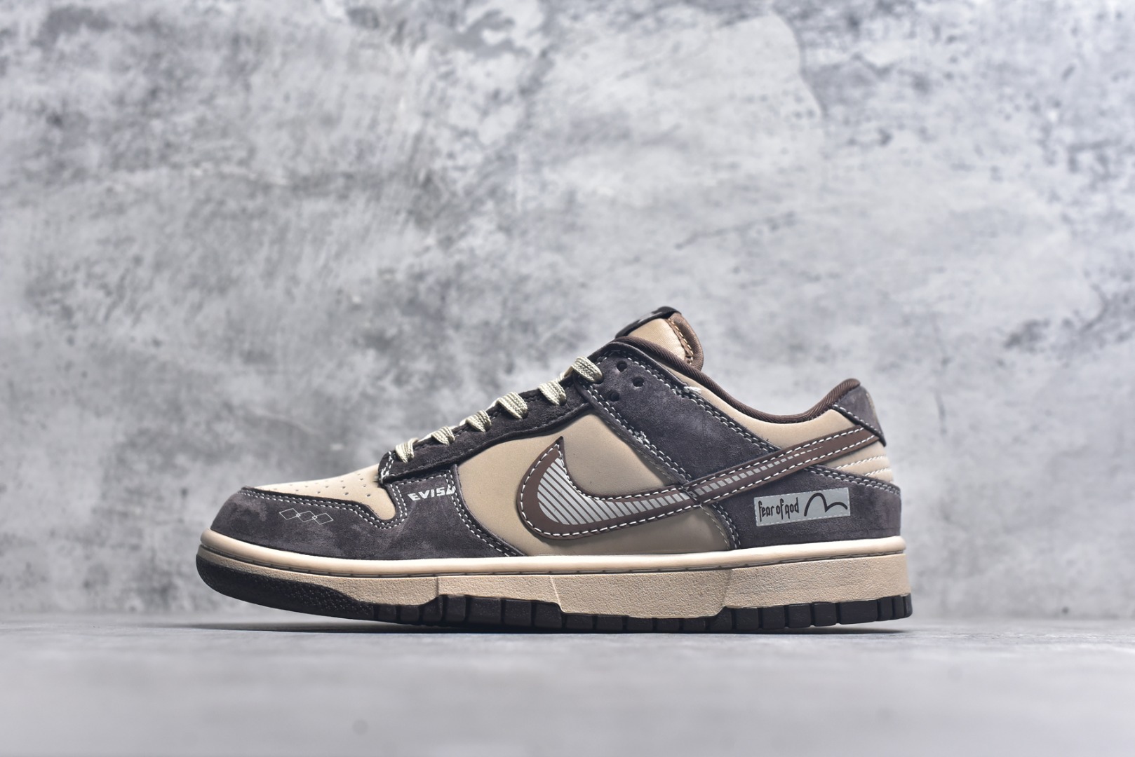 #海外爆款限量发售！Nike SB Dunk Low“ 灰棕” 周年高端定制 低帮休闲板鞋 定制鞋盒 大厂纯原品质出货 超高清洁度 皮料切割干净无任何毛边 细节完美 货号：DG2025-001 尺码：36 36.5 37.5 38 38.5 39 40 40.5 41 42 42.5 43 44 44.5 45-选品中心