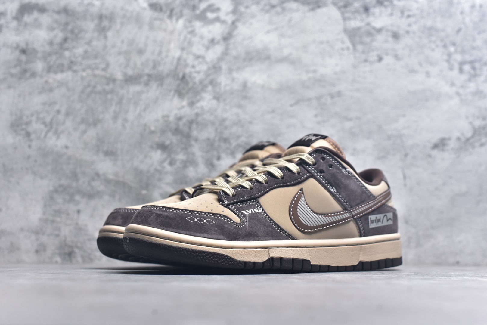 图片[2]-#海外爆款限量发售！Nike SB Dunk Low“ 灰棕” 周年高端定制 低帮休闲板鞋 定制鞋盒 大厂纯原品质出货 超高清洁度 皮料切割干净无任何毛边 细节完美 货号：DG2025-001 尺码：36 36.5 37.5 38 38.5 39 40 40.5 41 42 42.5 43 44 44.5 45-选品中心