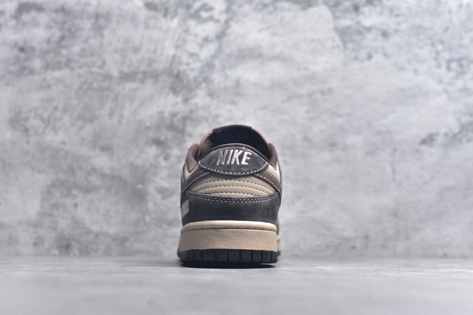 图片[5]-#海外爆款限量发售！Nike SB Dunk Low“ 灰棕” 周年高端定制 低帮休闲板鞋 定制鞋盒 大厂纯原品质出货 超高清洁度 皮料切割干净无任何毛边 细节完美 货号：DG2025-001 尺码：36 36.5 37.5 38 38.5 39 40 40.5 41 42 42.5 43 44 44.5 45-选品中心