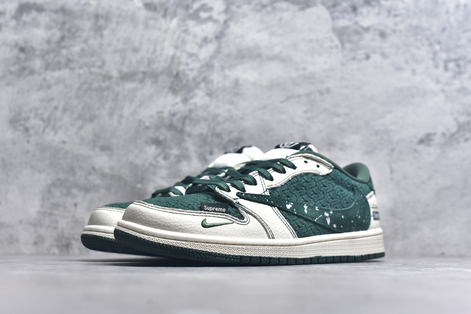 图片[2]-#海外爆款限量发售！ Travis Scott x Jordan 1 Low “古驰联名Supreme联名——创意喷墨勾” 高端定制 乔丹倒勾低帮休闲板鞋 大厂纯原品质出货 纯正版型 定制鞋盒 皮料切割干净无任何毛边 细节完美 超高清洁度 货号：XS2024-008A 尺码：36 36.5 37.5 38 38.5 39 40 40.5 41 42 42.5 43 44 44.5 45-选品中心