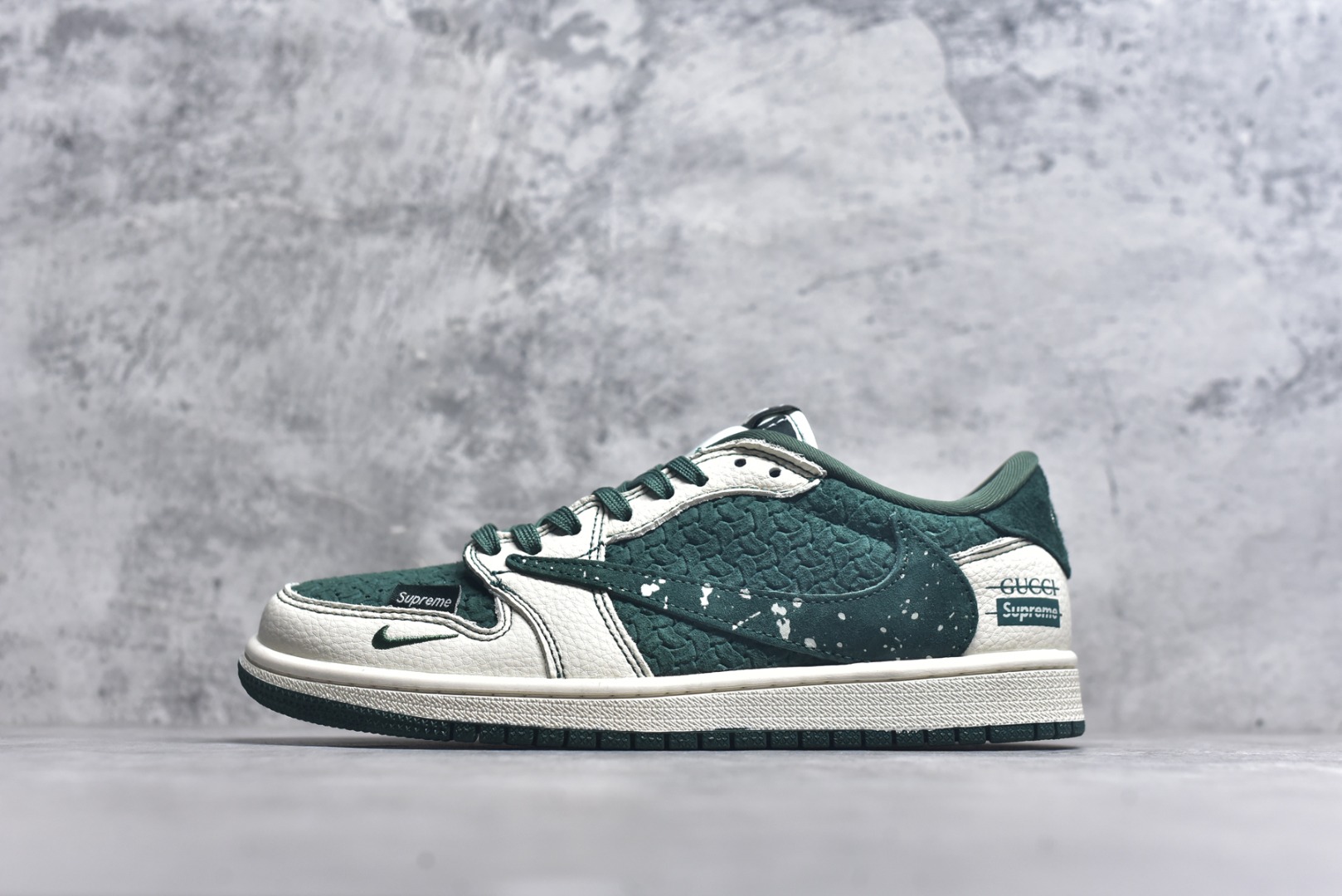 #海外爆款限量发售！ Travis Scott x Jordan 1 Low “古驰联名Supreme联名——创意喷墨勾” 高端定制 乔丹倒勾低帮休闲板鞋 大厂纯原品质出货 纯正版型 定制鞋盒 皮料切割干净无任何毛边 细节完美 超高清洁度 货号：XS2024-008A 尺码：36 36.5 37.5 38 38.5 39 40 40.5 41 42 42.5 43 44 44.5 45-选品中心