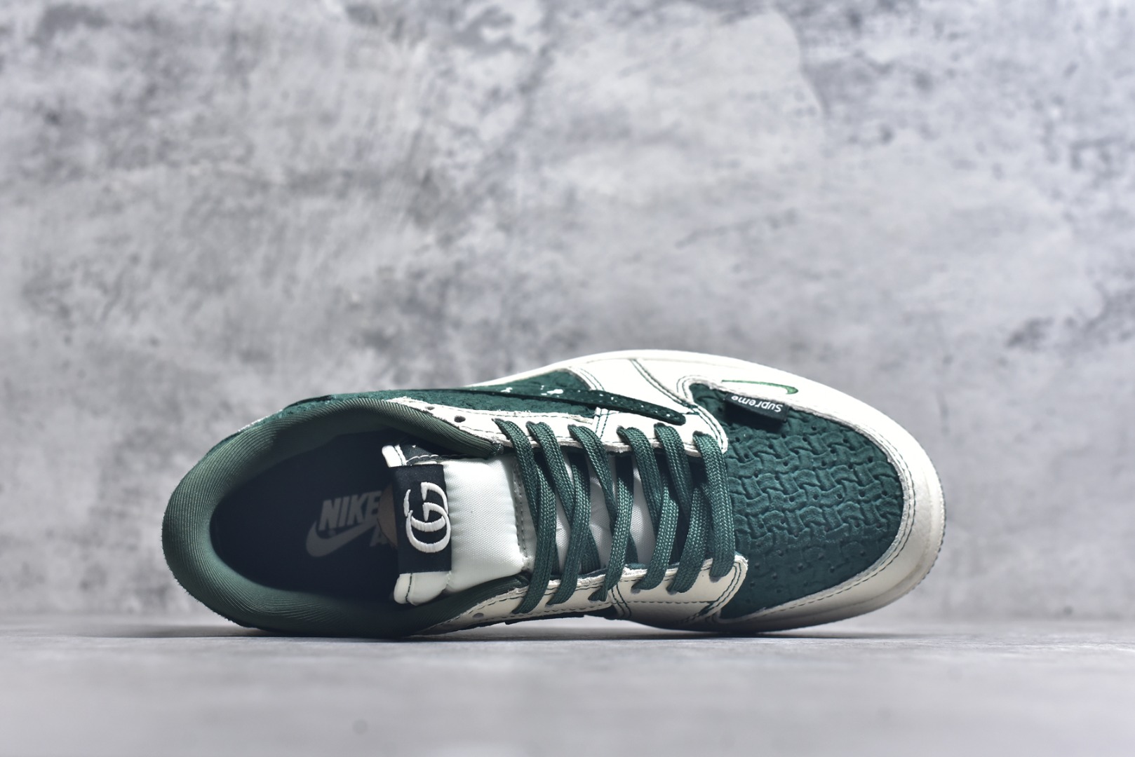 图片[4]-#海外爆款限量发售！ Travis Scott x Jordan 1 Low “古驰联名Supreme联名——创意喷墨勾” 高端定制 乔丹倒勾低帮休闲板鞋 大厂纯原品质出货 纯正版型 定制鞋盒 皮料切割干净无任何毛边 细节完美 超高清洁度 货号：XS2024-008A 尺码：36 36.5 37.5 38 38.5 39 40 40.5 41 42 42.5 43 44 44.5 45-选品中心