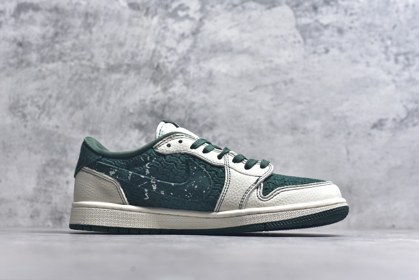 图片[3]-#海外爆款限量发售！ Travis Scott x Jordan 1 Low “古驰联名Supreme联名——创意喷墨勾” 高端定制 乔丹倒勾低帮休闲板鞋 大厂纯原品质出货 纯正版型 定制鞋盒 皮料切割干净无任何毛边 细节完美 超高清洁度 货号：XS2024-008A 尺码：36 36.5 37.5 38 38.5 39 40 40.5 41 42 42.5 43 44 44.5 45-选品中心