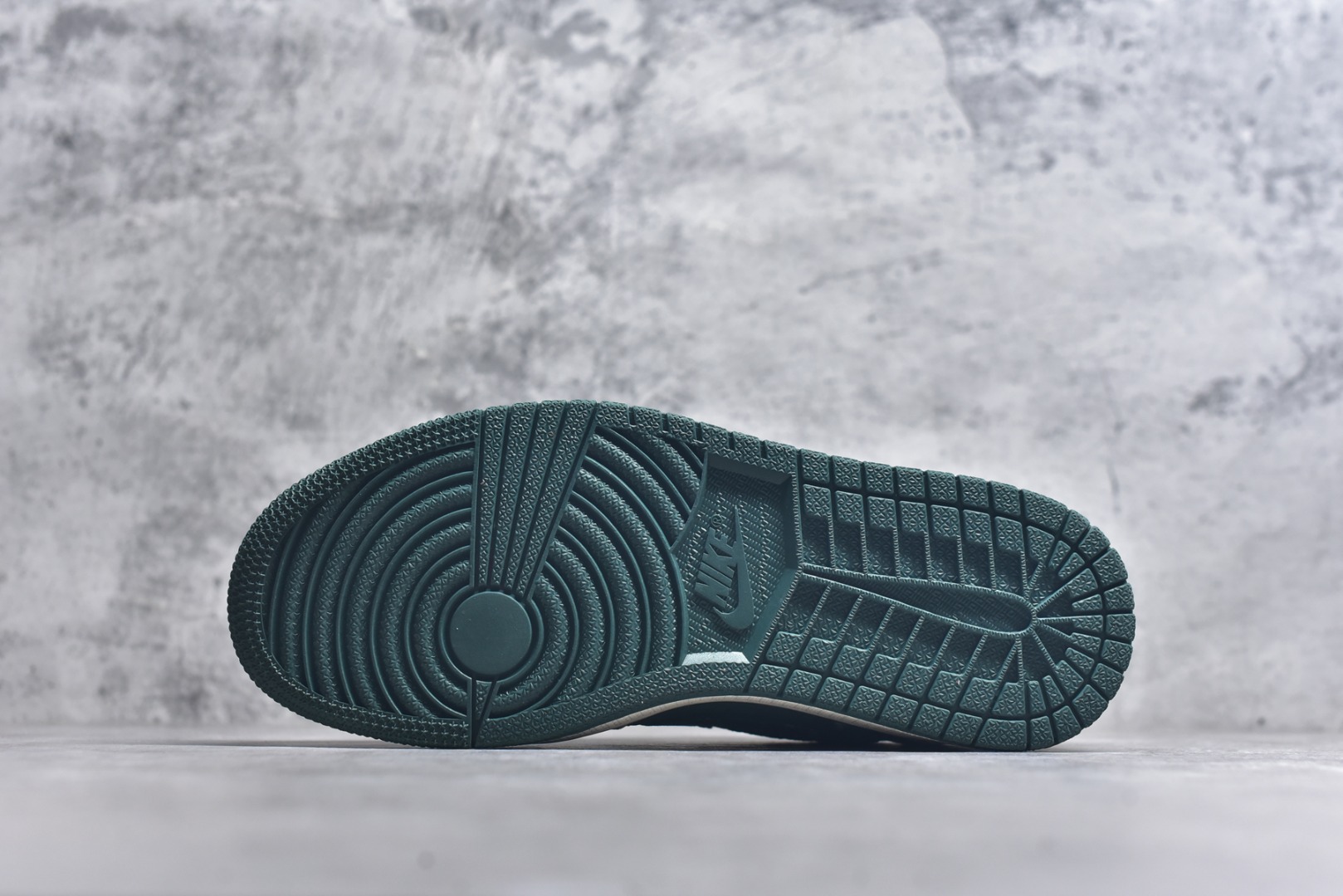 图片[6]-#海外爆款限量发售！ Travis Scott x Jordan 1 Low “古驰联名Supreme联名——创意喷墨勾” 高端定制 乔丹倒勾低帮休闲板鞋 大厂纯原品质出货 纯正版型 定制鞋盒 皮料切割干净无任何毛边 细节完美 超高清洁度 货号：XS2024-008A 尺码：36 36.5 37.5 38 38.5 39 40 40.5 41 42 42.5 43 44 44.5 45-选品中心