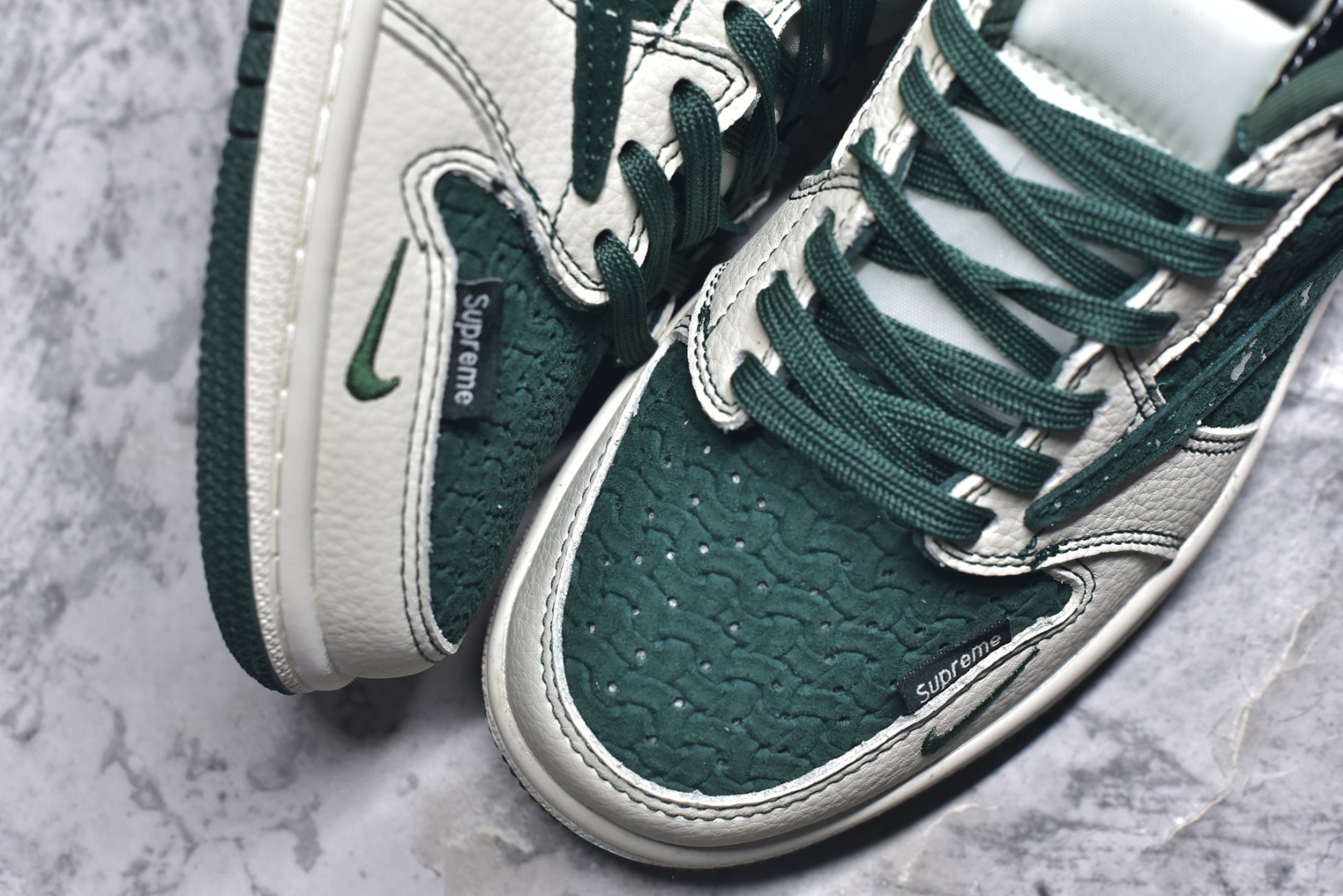 图片[8]-#海外爆款限量发售！ Travis Scott x Jordan 1 Low “古驰联名Supreme联名——创意喷墨勾” 高端定制 乔丹倒勾低帮休闲板鞋 大厂纯原品质出货 纯正版型 定制鞋盒 皮料切割干净无任何毛边 细节完美 超高清洁度 货号：XS2024-008A 尺码：36 36.5 37.5 38 38.5 39 40 40.5 41 42 42.5 43 44 44.5 45-选品中心