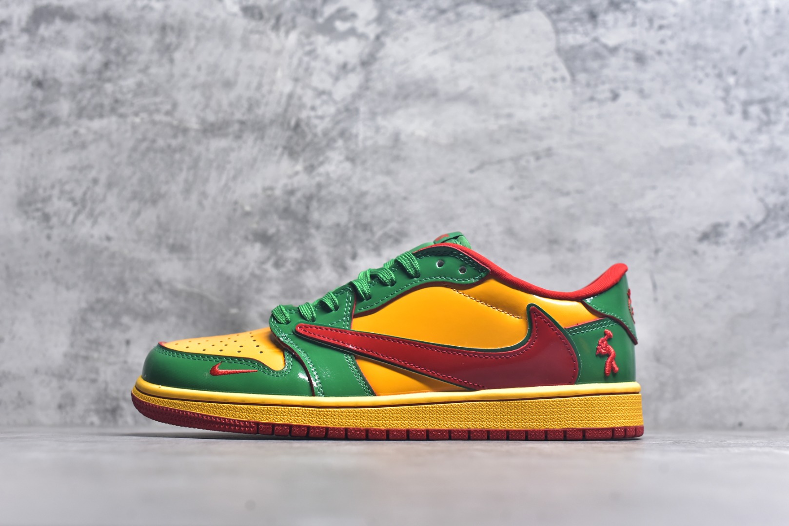 #海外爆款限量发售！ Travis Scott x Jordan 1 Low “大锤——镜面绿金红” 高端定制 乔丹倒勾低帮休闲板鞋 大厂纯原品质出货 纯正版型 定制鞋盒 皮料切割干净无任何毛边 细节完美 超高清洁度 货号：XS2025-062 尺码：36 36.5 37.5 38 38.5 39 40 40.5 41 42 42.5 43 44 44.5 45-选品中心