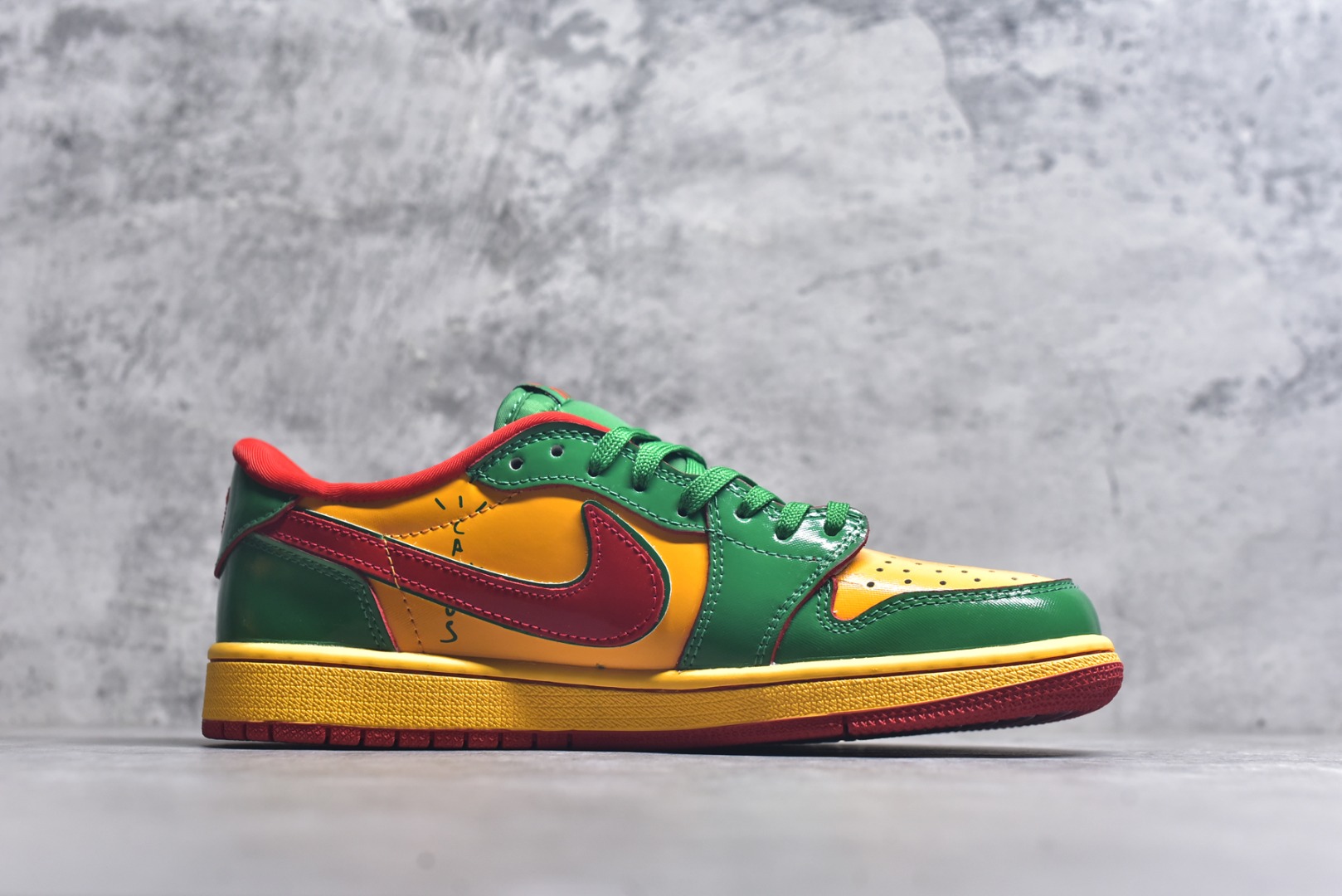 图片[3]-#海外爆款限量发售！ Travis Scott x Jordan 1 Low “大锤——镜面绿金红” 高端定制 乔丹倒勾低帮休闲板鞋 大厂纯原品质出货 纯正版型 定制鞋盒 皮料切割干净无任何毛边 细节完美 超高清洁度 货号：XS2025-062 尺码：36 36.5 37.5 38 38.5 39 40 40.5 41 42 42.5 43 44 44.5 45-选品中心