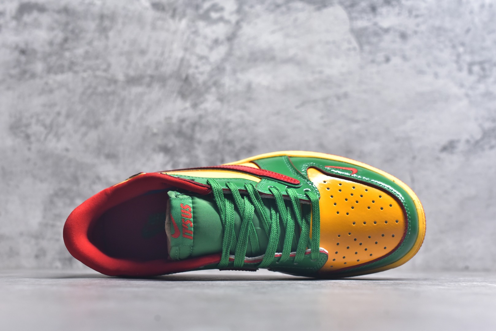 图片[4]-#海外爆款限量发售！ Travis Scott x Jordan 1 Low “大锤——镜面绿金红” 高端定制 乔丹倒勾低帮休闲板鞋 大厂纯原品质出货 纯正版型 定制鞋盒 皮料切割干净无任何毛边 细节完美 超高清洁度 货号：XS2025-062 尺码：36 36.5 37.5 38 38.5 39 40 40.5 41 42 42.5 43 44 44.5 45-选品中心