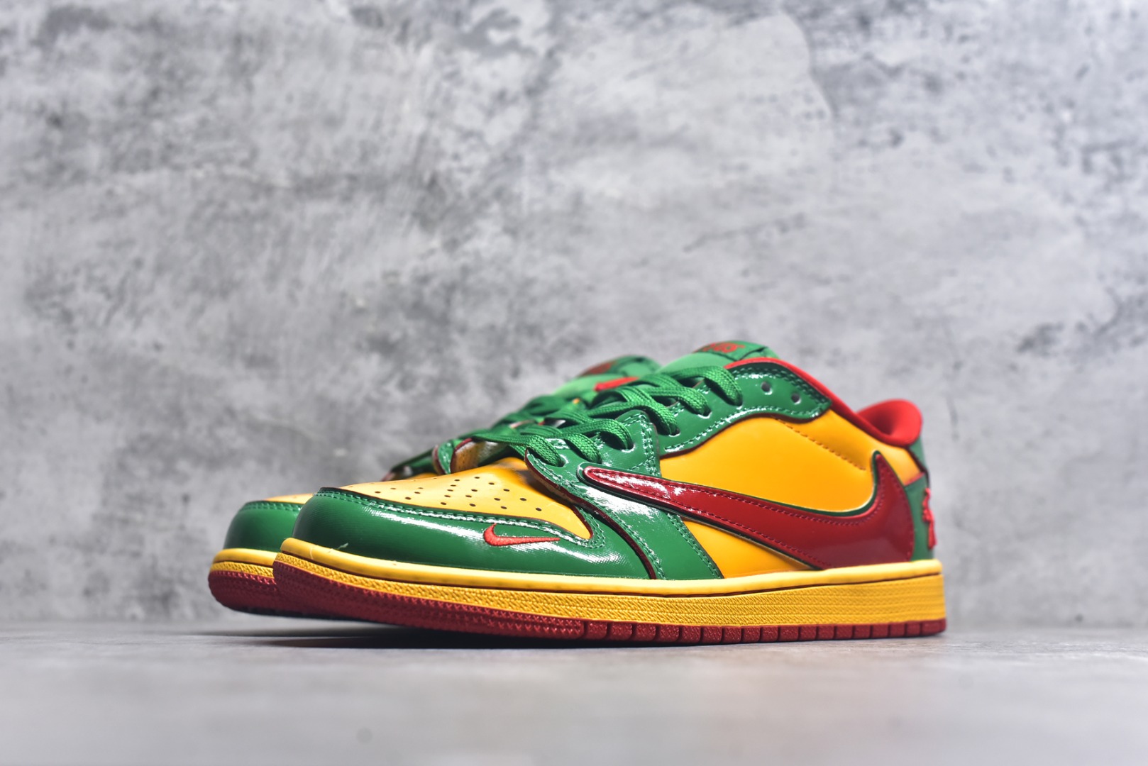 图片[2]-#海外爆款限量发售！ Travis Scott x Jordan 1 Low “大锤——镜面绿金红” 高端定制 乔丹倒勾低帮休闲板鞋 大厂纯原品质出货 纯正版型 定制鞋盒 皮料切割干净无任何毛边 细节完美 超高清洁度 货号：XS2025-062 尺码：36 36.5 37.5 38 38.5 39 40 40.5 41 42 42.5 43 44 44.5 45-选品中心