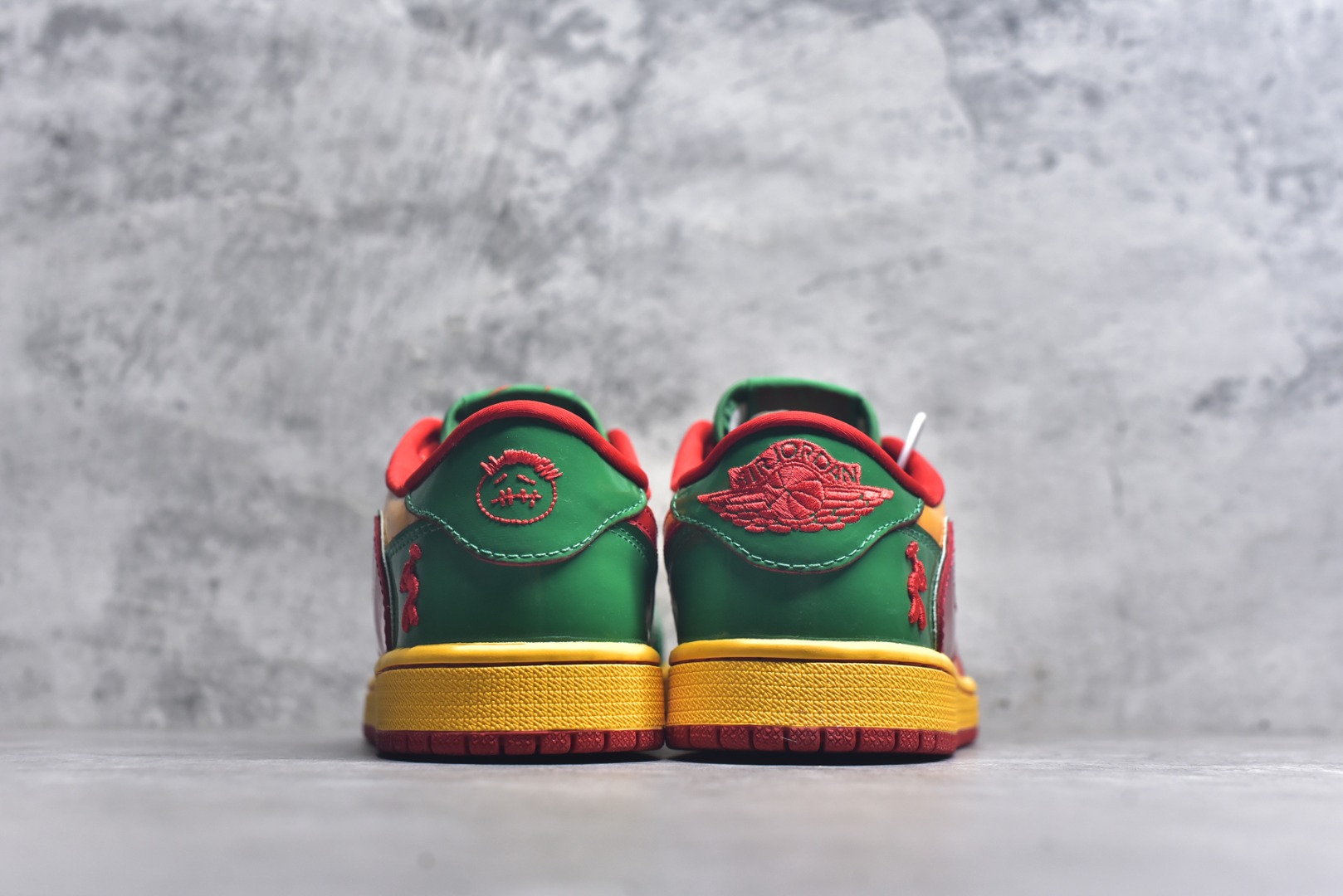 图片[5]-#海外爆款限量发售！ Travis Scott x Jordan 1 Low “大锤——镜面绿金红” 高端定制 乔丹倒勾低帮休闲板鞋 大厂纯原品质出货 纯正版型 定制鞋盒 皮料切割干净无任何毛边 细节完美 超高清洁度 货号：XS2025-062 尺码：36 36.5 37.5 38 38.5 39 40 40.5 41 42 42.5 43 44 44.5 45-选品中心