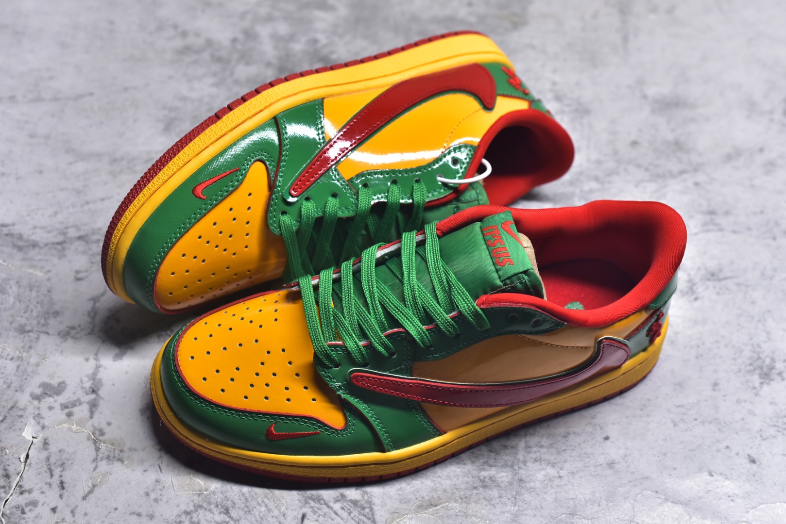 图片[7]-#海外爆款限量发售！ Travis Scott x Jordan 1 Low “大锤——镜面绿金红” 高端定制 乔丹倒勾低帮休闲板鞋 大厂纯原品质出货 纯正版型 定制鞋盒 皮料切割干净无任何毛边 细节完美 超高清洁度 货号：XS2025-062 尺码：36 36.5 37.5 38 38.5 39 40 40.5 41 42 42.5 43 44 44.5 45-选品中心