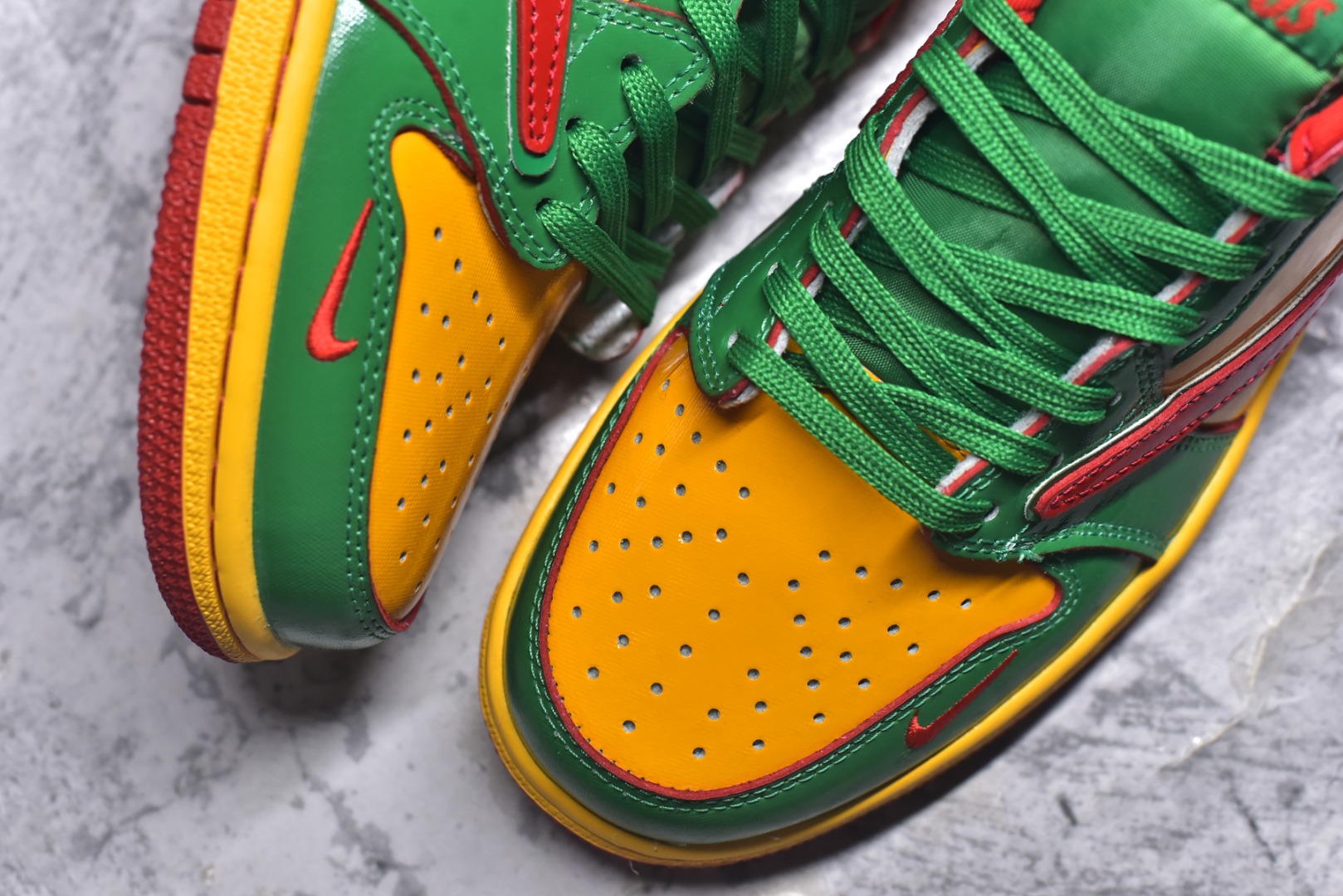 图片[8]-#海外爆款限量发售！ Travis Scott x Jordan 1 Low “大锤——镜面绿金红” 高端定制 乔丹倒勾低帮休闲板鞋 大厂纯原品质出货 纯正版型 定制鞋盒 皮料切割干净无任何毛边 细节完美 超高清洁度 货号：XS2025-062 尺码：36 36.5 37.5 38 38.5 39 40 40.5 41 42 42.5 43 44 44.5 45-选品中心