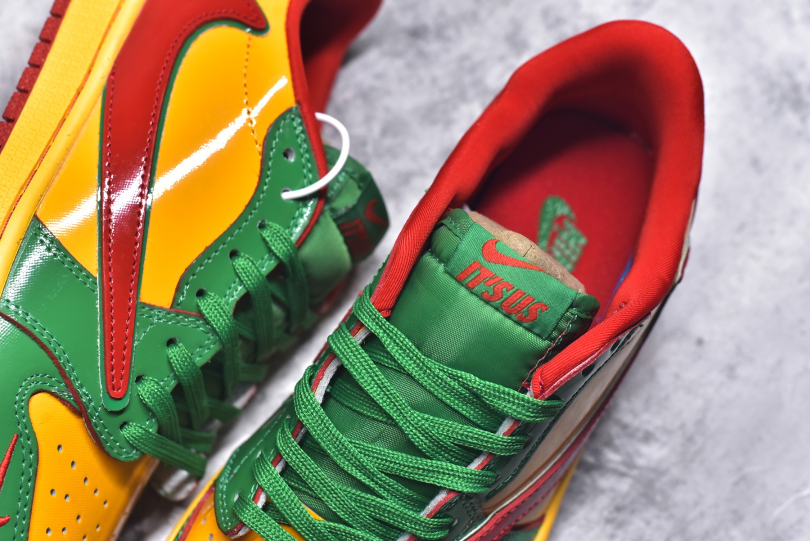 图片[9]-#海外爆款限量发售！ Travis Scott x Jordan 1 Low “大锤——镜面绿金红” 高端定制 乔丹倒勾低帮休闲板鞋 大厂纯原品质出货 纯正版型 定制鞋盒 皮料切割干净无任何毛边 细节完美 超高清洁度 货号：XS2025-062 尺码：36 36.5 37.5 38 38.5 39 40 40.5 41 42 42.5 43 44 44.5 45-选品中心