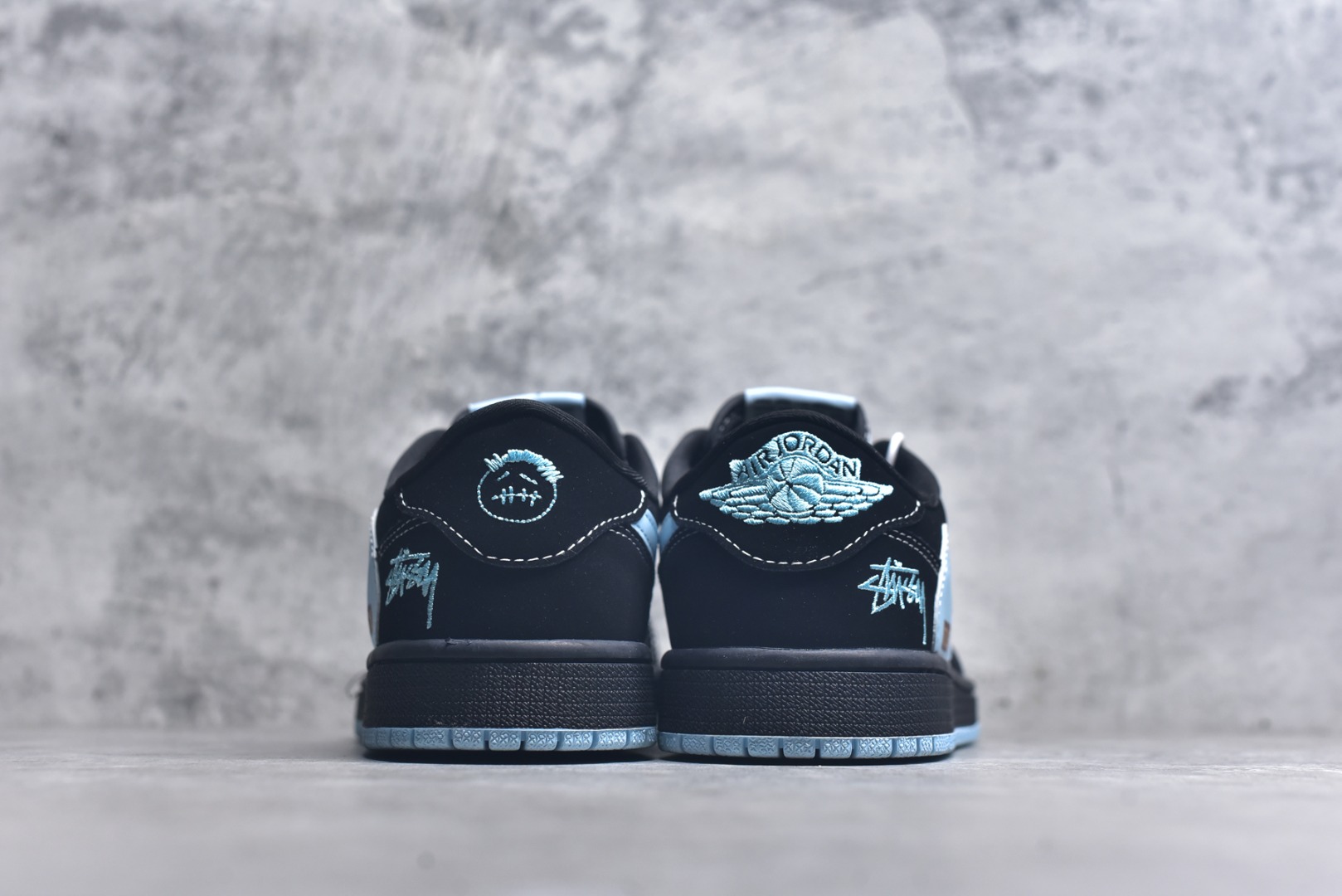 图片[5]-#海外爆款限量发售！ Travis Scott x Jordan 1 Low “斯图西联名——蒂芙尼” 高端定制 乔丹倒勾低帮休闲板鞋 大厂纯原品质出货 纯正版型 定制鞋盒 皮料切割干净无任何毛边 细节完美 超高清洁度 货号：XS2025-008 尺码：36 36.5 37.5 38 38.5 39 40 40.5 41 42 42.5 43 44 44.5 45-选品中心