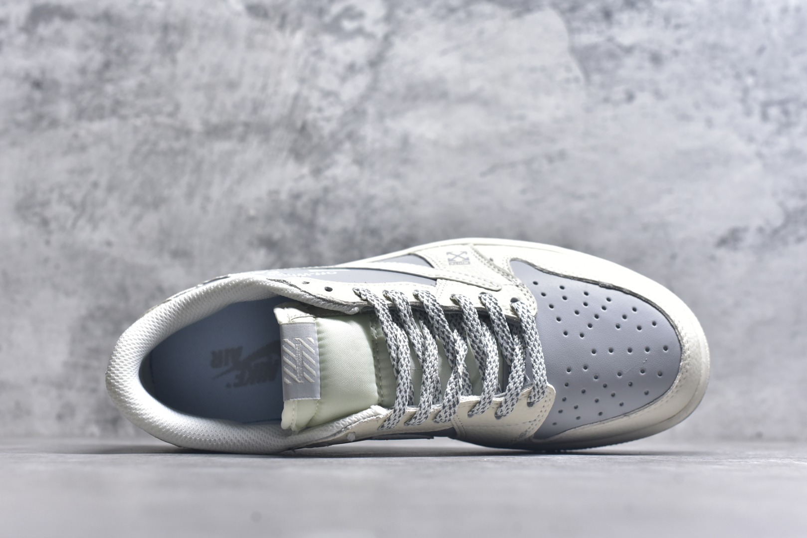 图片[4]-#海外爆款限量发售！ Travis Scott x Jordan 1 Low “OFF-WHITE联名——字母米灰” 高端定制 乔丹倒勾低帮休闲板鞋 大厂纯原品质出货 纯正版型 定制鞋盒 皮料切割干净无任何毛边 细节完美 超高清洁度 货号：XS2025-DF7 尺码：36 36.5 37.5 38 38.5 39 40 40.5 41 42 42.5 43 44 44.5 45-选品中心