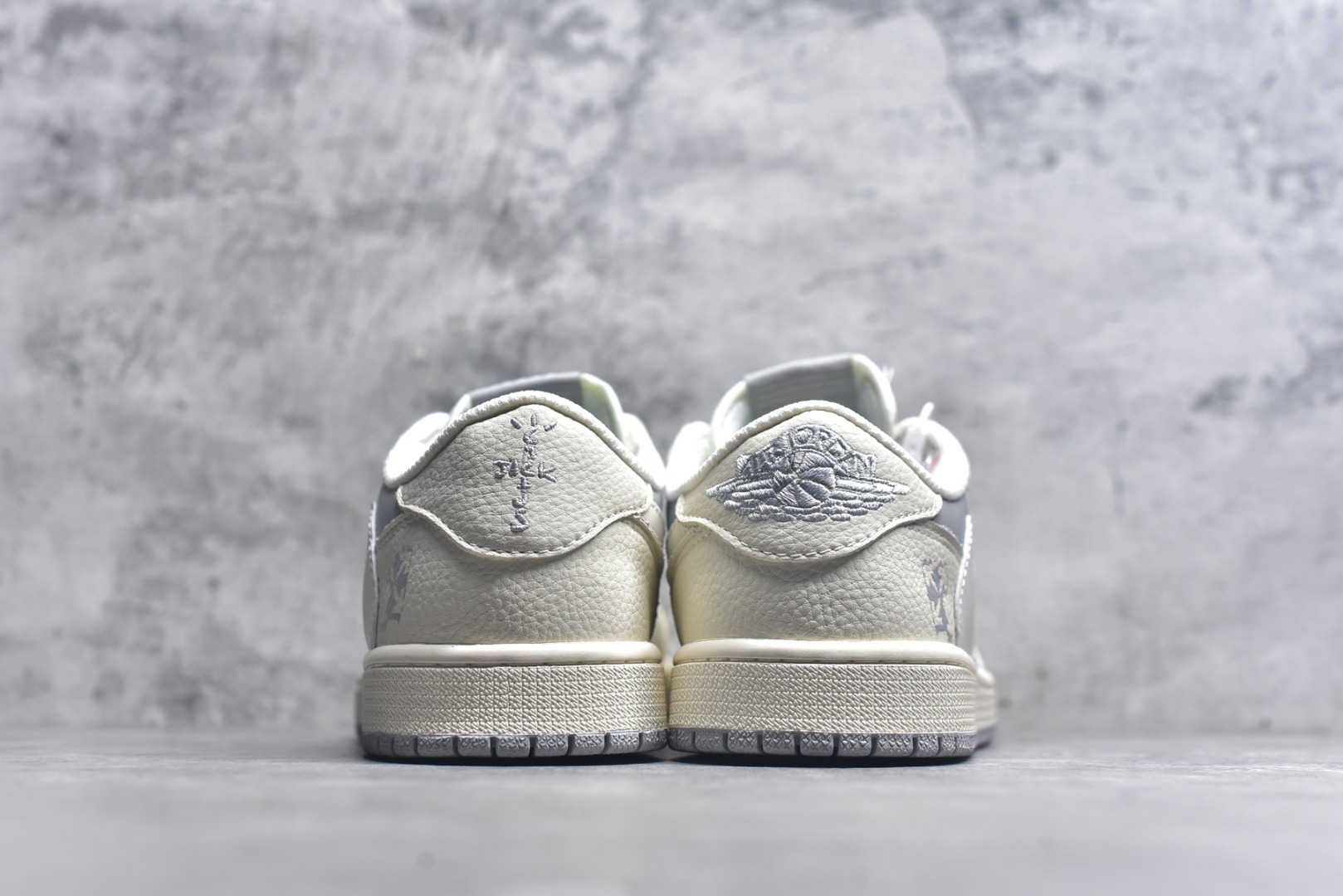 图片[5]-#海外爆款限量发售！ Travis Scott x Jordan 1 Low “OFF-WHITE联名——字母米灰” 高端定制 乔丹倒勾低帮休闲板鞋 大厂纯原品质出货 纯正版型 定制鞋盒 皮料切割干净无任何毛边 细节完美 超高清洁度 货号：XS2025-DF7 尺码：36 36.5 37.5 38 38.5 39 40 40.5 41 42 42.5 43 44 44.5 45-选品中心