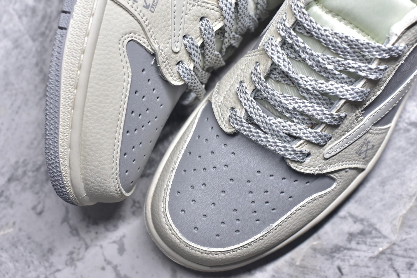图片[8]-#海外爆款限量发售！ Travis Scott x Jordan 1 Low “OFF-WHITE联名——字母米灰” 高端定制 乔丹倒勾低帮休闲板鞋 大厂纯原品质出货 纯正版型 定制鞋盒 皮料切割干净无任何毛边 细节完美 超高清洁度 货号：XS2025-DF7 尺码：36 36.5 37.5 38 38.5 39 40 40.5 41 42 42.5 43 44 44.5 45-选品中心