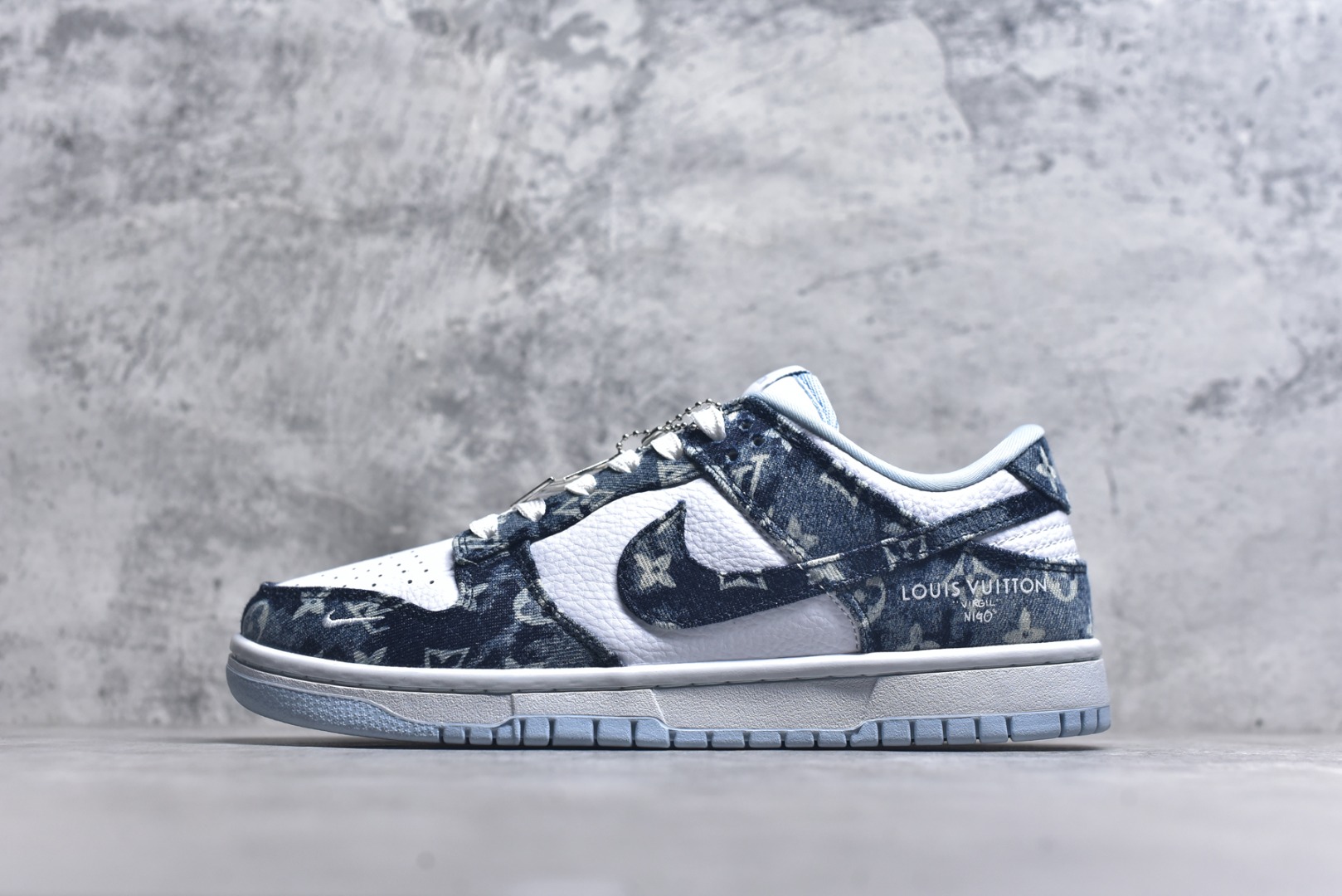 #Nike SB Dunk Low LV联名 扎染牛仔 周年高端定制 低帮休闲板鞋 SC0601-475 #定制鞋盒 大厂纯原品质出货 超高清洁度 皮料切割干净无任何毛边 细节完美 尺码：36 36.5 37.5 38 38.5 39 40 40.5 41 42 42.5 43 44 44.5 45 9.E5-选品中心