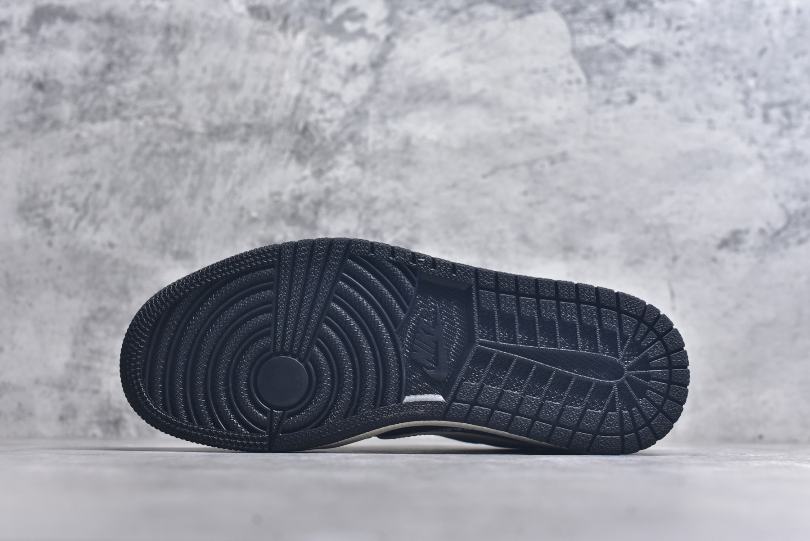 图片[6]-#海外爆款限量发售！ Travis Scott x Jordan 1 Low “克罗心联名——字母奶油米黑” 高端定制 乔丹倒勾低帮休闲板鞋 大厂纯原品质出货 纯正版型 定制鞋盒 皮料切割干净无任何毛边 细节完美 超高清洁度 货号：XB1979-023 尺码：36 36.5 37.5 38 38.5 39 40 40.5 41 42 42.5 43 44 44.5 45-选品中心