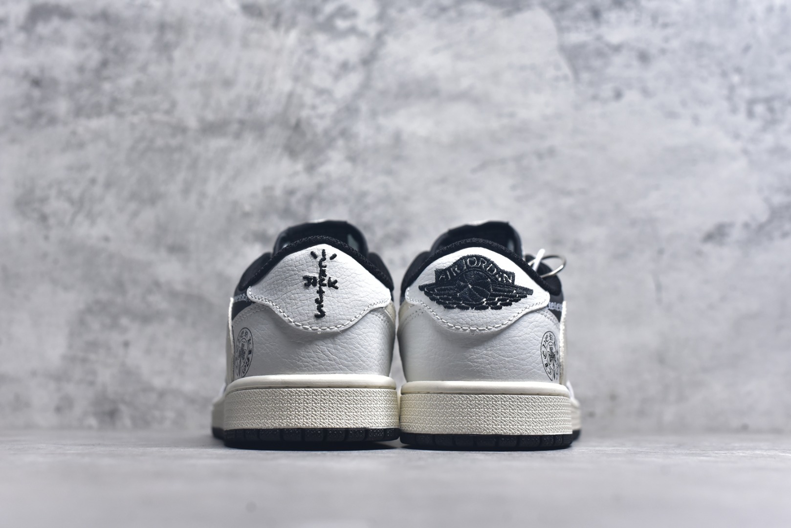 图片[5]-#海外爆款限量发售！ Travis Scott x Jordan 1 Low “克罗心联名——字母奶油米黑” 高端定制 乔丹倒勾低帮休闲板鞋 大厂纯原品质出货 纯正版型 定制鞋盒 皮料切割干净无任何毛边 细节完美 超高清洁度 货号：XB1979-023 尺码：36 36.5 37.5 38 38.5 39 40 40.5 41 42 42.5 43 44 44.5 45-选品中心