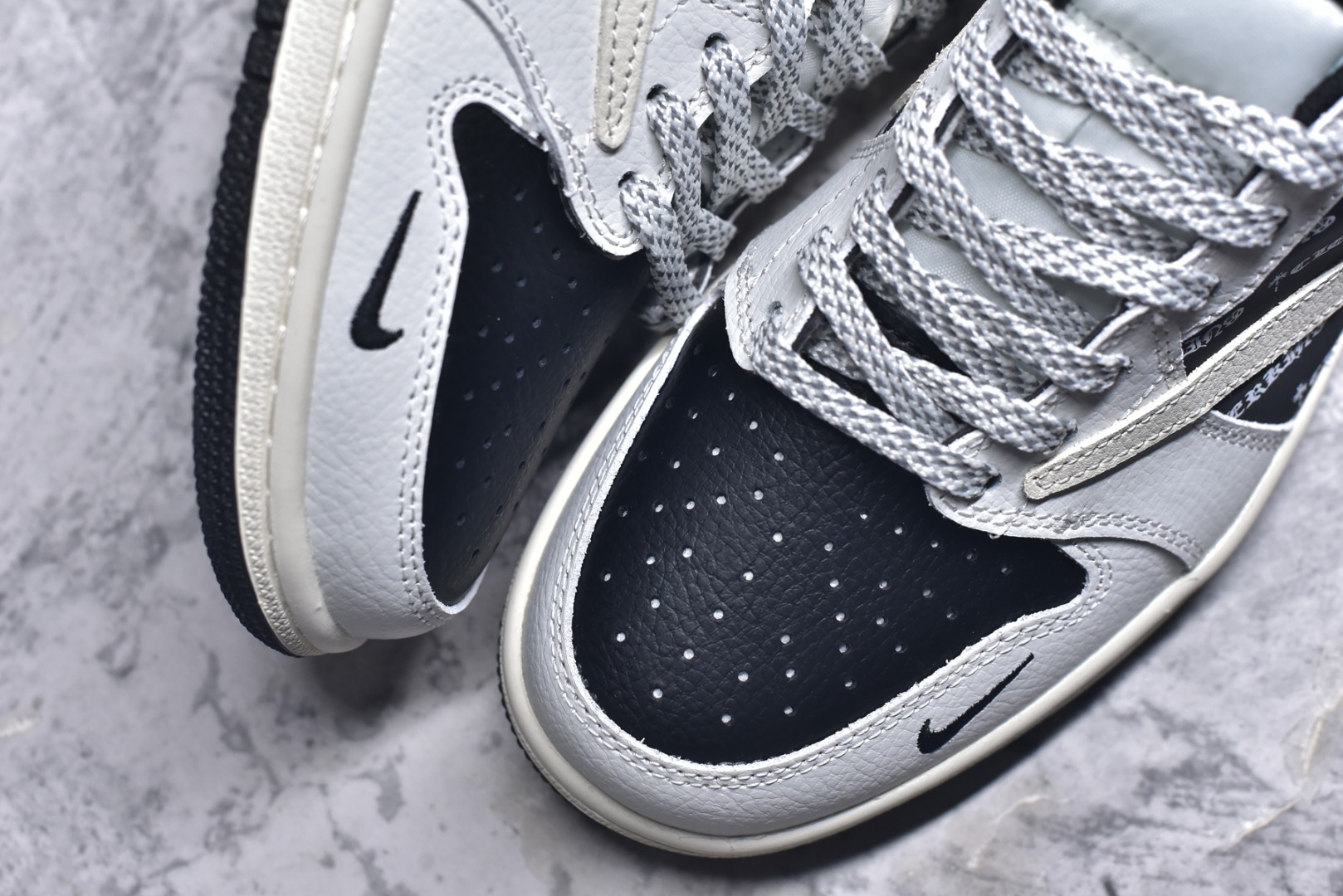 图片[8]-#海外爆款限量发售！ Travis Scott x Jordan 1 Low “克罗心联名——字母奶油米黑” 高端定制 乔丹倒勾低帮休闲板鞋 大厂纯原品质出货 纯正版型 定制鞋盒 皮料切割干净无任何毛边 细节完美 超高清洁度 货号：XB1979-023 尺码：36 36.5 37.5 38 38.5 39 40 40.5 41 42 42.5 43 44 44.5 45-选品中心