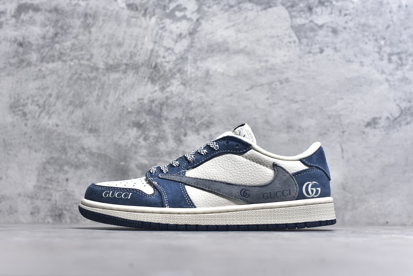 #海外爆款限量发售！ Travis Scott x Jordan 1 Low “古驰联名——印字米蓝灰” 高端定制 乔丹倒勾低帮休闲板鞋 大厂纯原品质出货 纯正版型 定制鞋盒 皮料切割干净无任何毛边 细节完美 超高清洁度 货号：XB1979-022 尺码：36 36.5 37.5 38 38.5 39 40 40.5 41 42 42.5 43 44 44.5 45-选品中心