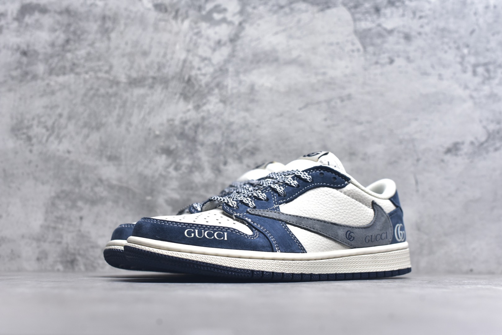 图片[2]-#海外爆款限量发售！ Travis Scott x Jordan 1 Low “古驰联名——印字米蓝灰” 高端定制 乔丹倒勾低帮休闲板鞋 大厂纯原品质出货 纯正版型 定制鞋盒 皮料切割干净无任何毛边 细节完美 超高清洁度 货号：XB1979-022 尺码：36 36.5 37.5 38 38.5 39 40 40.5 41 42 42.5 43 44 44.5 45-选品中心