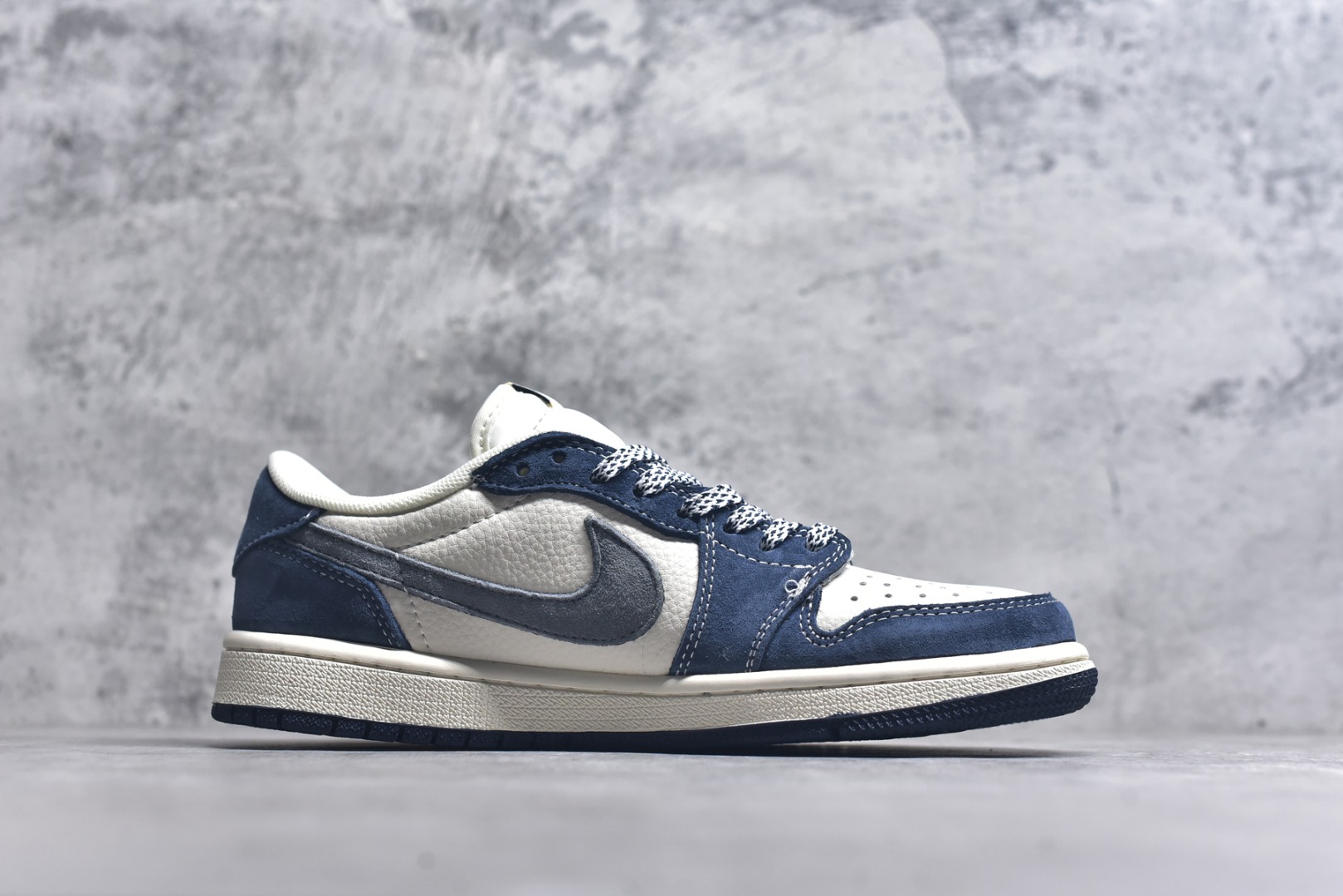 图片[3]-#海外爆款限量发售！ Travis Scott x Jordan 1 Low “古驰联名——印字米蓝灰” 高端定制 乔丹倒勾低帮休闲板鞋 大厂纯原品质出货 纯正版型 定制鞋盒 皮料切割干净无任何毛边 细节完美 超高清洁度 货号：XB1979-022 尺码：36 36.5 37.5 38 38.5 39 40 40.5 41 42 42.5 43 44 44.5 45-选品中心