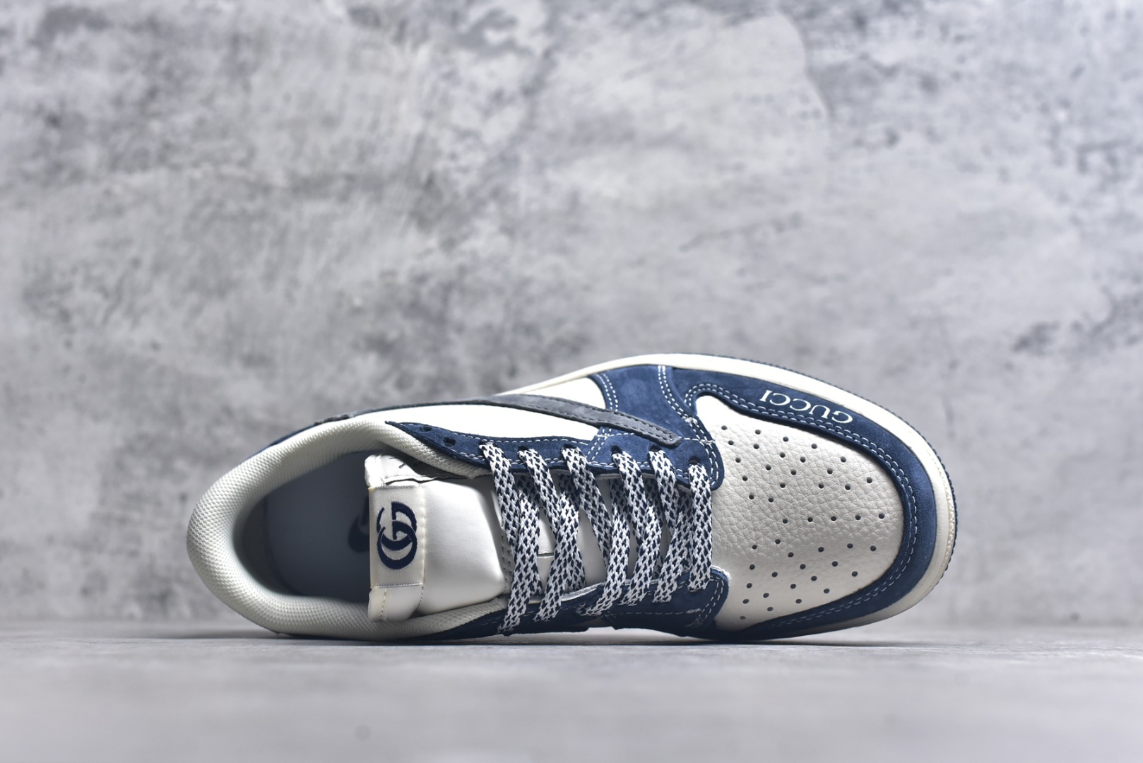 图片[4]-#海外爆款限量发售！ Travis Scott x Jordan 1 Low “古驰联名——印字米蓝灰” 高端定制 乔丹倒勾低帮休闲板鞋 大厂纯原品质出货 纯正版型 定制鞋盒 皮料切割干净无任何毛边 细节完美 超高清洁度 货号：XB1979-022 尺码：36 36.5 37.5 38 38.5 39 40 40.5 41 42 42.5 43 44 44.5 45-选品中心