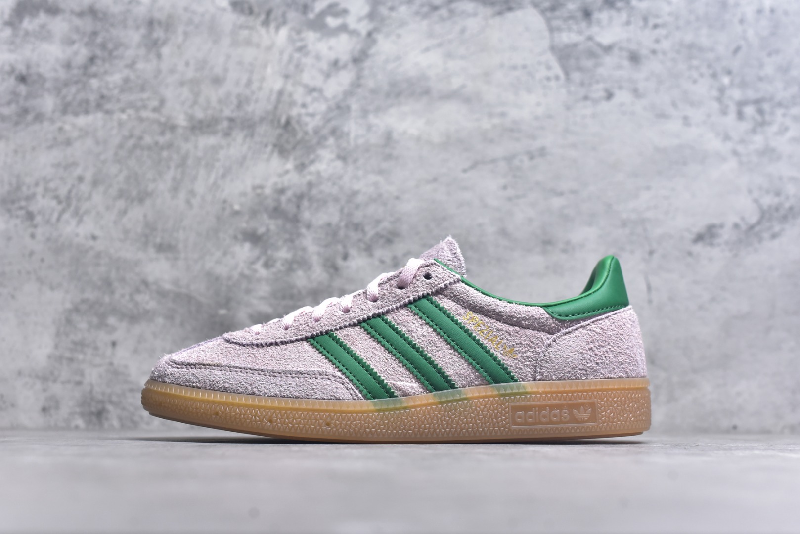 #Adidas Handball Spezial JR7347 阿迪达斯经典复古休闲板鞋 #全鞋采用反毛皮制作 牛筋耐磨大底 承载青春情怀的板鞋 经典三条杠装饰鞋侧 品牌辨识度清晰 尺码：35-45-选品中心