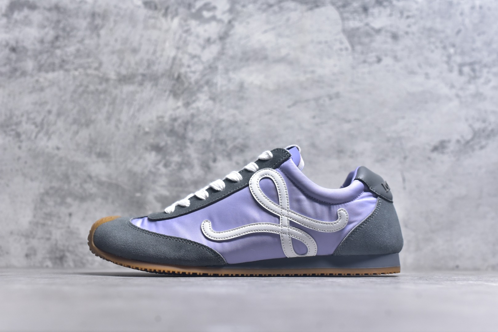 #LOEWE 2025 | Ballet Runner 2.0 罗意威新款芭蕾舞鞋拼色德训鞋阿甘鞋 全套原纸板楦头开发 后跟3D注塑橡胶LOEWE徽标 原厂数据大底磨具 进口羊皮内里加鞋垫 磁吸翻盖盒 内配帆布防尘袋 配件齐全 官方一致 原装纸板中底 带采用反绒牛皮革拼接头层皮饰片鞋面材质 鞋身原装高密度防刮防水尼龙面料 不对称鞋头造型 作为LOEWE的标志性设计 超柔软轻便且灵活的鞋底 新的波浪纹理橡胶外底 延伸至鞋头 升级的柔软皮革内衬和鞋床 提供最大舒适感 后跟有3D注塑橡胶徽标 真皮和皮料混搭彰显复古风格 拼色拼接鞋面 非常高级隐藏式小内增高 脚后跟设计新颖 柔软舒适 会被评为年度最舒适的暴走鞋 如履平地 内娱明星杨幂等众多同款上脚 小红书 一系列素材图 极具爆款 尺码：35 36 37 38 39 40 41 42 43 44 45-选品中心