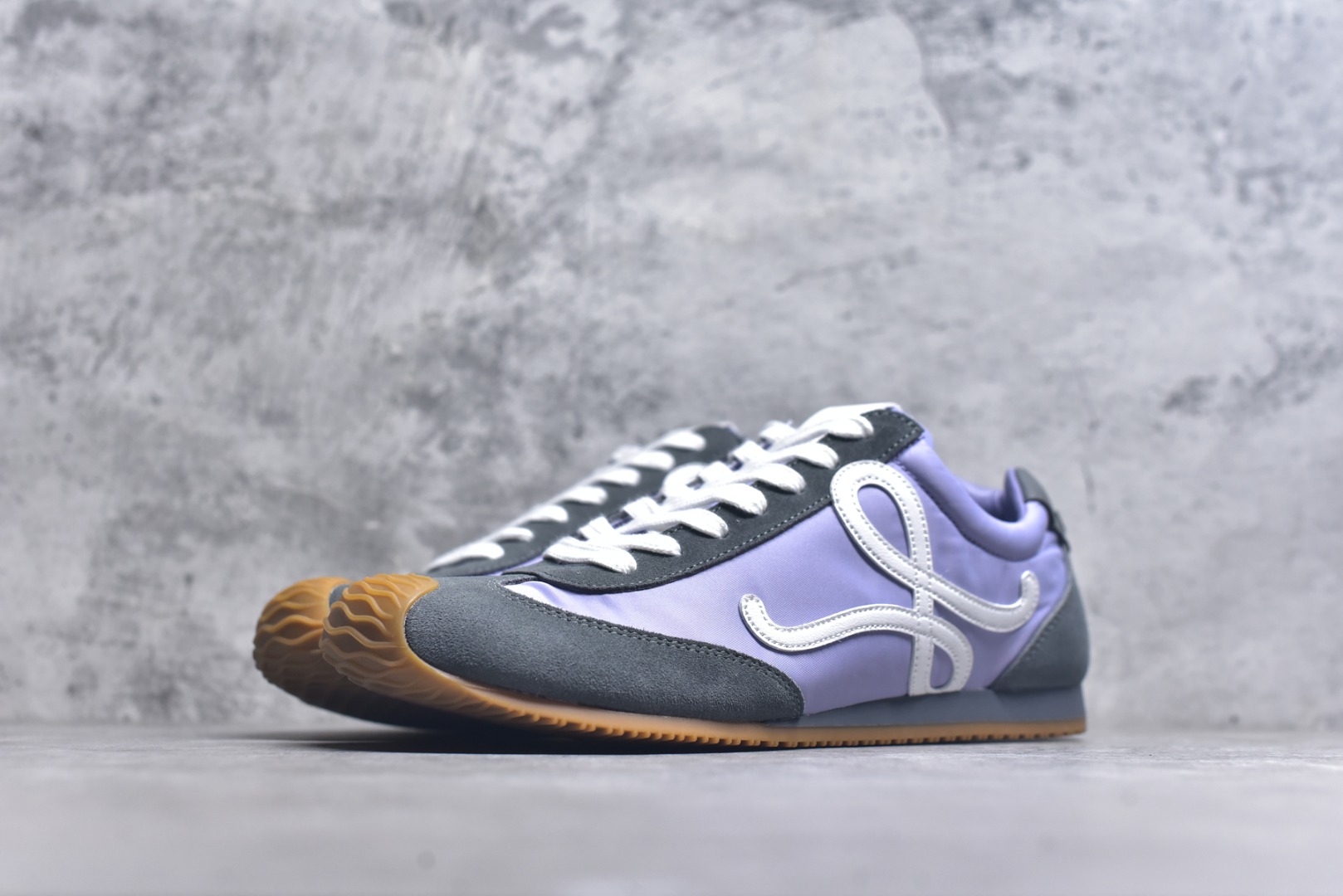 图片[2]-#LOEWE 2025 | Ballet Runner 2.0 罗意威新款芭蕾舞鞋拼色德训鞋阿甘鞋 全套原纸板楦头开发 后跟3D注塑橡胶LOEWE徽标 原厂数据大底磨具 进口羊皮内里加鞋垫 磁吸翻盖盒 内配帆布防尘袋 配件齐全 官方一致 原装纸板中底 带采用反绒牛皮革拼接头层皮饰片鞋面材质 鞋身原装高密度防刮防水尼龙面料 不对称鞋头造型 作为LOEWE的标志性设计 超柔软轻便且灵活的鞋底 新的波浪纹理橡胶外底 延伸至鞋头 升级的柔软皮革内衬和鞋床 提供最大舒适感 后跟有3D注塑橡胶徽标 真皮和皮料混搭彰显复古风格 拼色拼接鞋面 非常高级隐藏式小内增高 脚后跟设计新颖 柔软舒适 会被评为年度最舒适的暴走鞋 如履平地 内娱明星杨幂等众多同款上脚 小红书 一系列素材图 极具爆款 尺码：35 36 37 38 39 40 41 42 43 44 45-选品中心