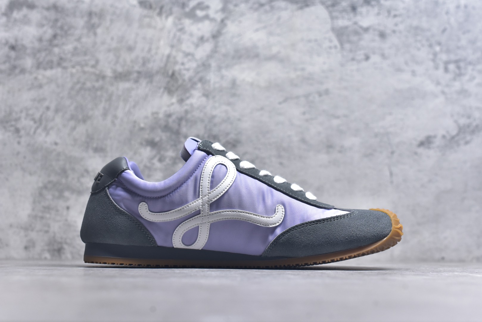 图片[3]-#LOEWE 2025 | Ballet Runner 2.0 罗意威新款芭蕾舞鞋拼色德训鞋阿甘鞋 全套原纸板楦头开发 后跟3D注塑橡胶LOEWE徽标 原厂数据大底磨具 进口羊皮内里加鞋垫 磁吸翻盖盒 内配帆布防尘袋 配件齐全 官方一致 原装纸板中底 带采用反绒牛皮革拼接头层皮饰片鞋面材质 鞋身原装高密度防刮防水尼龙面料 不对称鞋头造型 作为LOEWE的标志性设计 超柔软轻便且灵活的鞋底 新的波浪纹理橡胶外底 延伸至鞋头 升级的柔软皮革内衬和鞋床 提供最大舒适感 后跟有3D注塑橡胶徽标 真皮和皮料混搭彰显复古风格 拼色拼接鞋面 非常高级隐藏式小内增高 脚后跟设计新颖 柔软舒适 会被评为年度最舒适的暴走鞋 如履平地 内娱明星杨幂等众多同款上脚 小红书 一系列素材图 极具爆款 尺码：35 36 37 38 39 40 41 42 43 44 45-选品中心