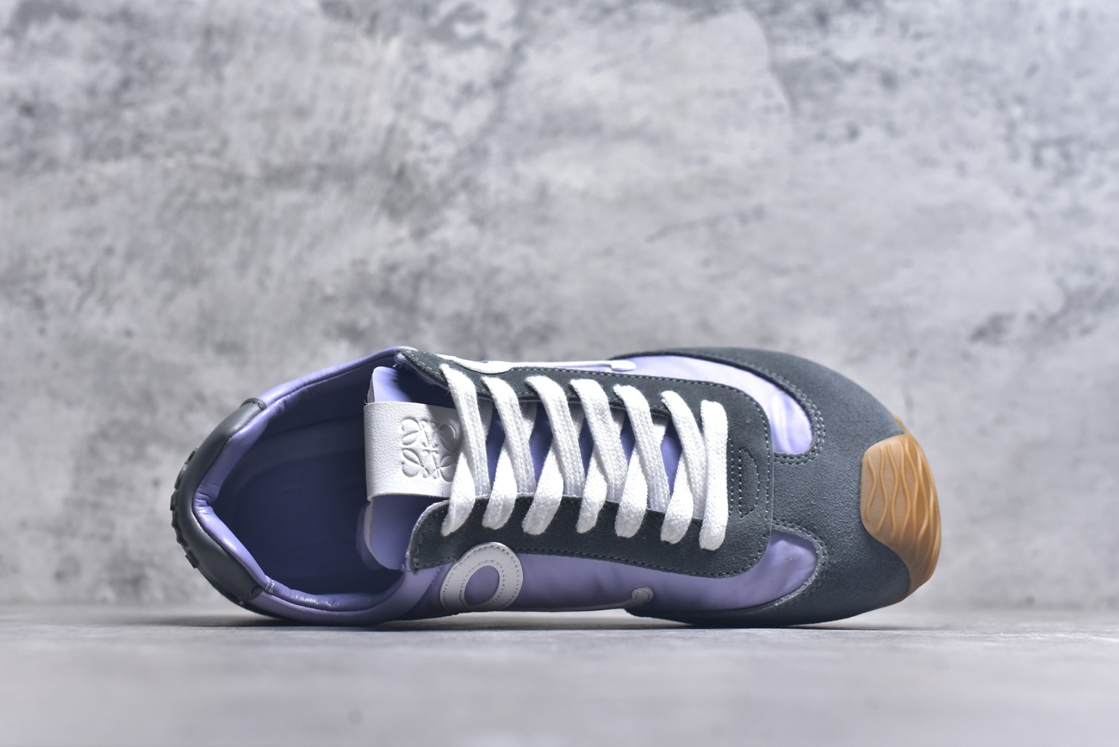 图片[4]-#LOEWE 2025 | Ballet Runner 2.0 罗意威新款芭蕾舞鞋拼色德训鞋阿甘鞋 全套原纸板楦头开发 后跟3D注塑橡胶LOEWE徽标 原厂数据大底磨具 进口羊皮内里加鞋垫 磁吸翻盖盒 内配帆布防尘袋 配件齐全 官方一致 原装纸板中底 带采用反绒牛皮革拼接头层皮饰片鞋面材质 鞋身原装高密度防刮防水尼龙面料 不对称鞋头造型 作为LOEWE的标志性设计 超柔软轻便且灵活的鞋底 新的波浪纹理橡胶外底 延伸至鞋头 升级的柔软皮革内衬和鞋床 提供最大舒适感 后跟有3D注塑橡胶徽标 真皮和皮料混搭彰显复古风格 拼色拼接鞋面 非常高级隐藏式小内增高 脚后跟设计新颖 柔软舒适 会被评为年度最舒适的暴走鞋 如履平地 内娱明星杨幂等众多同款上脚 小红书 一系列素材图 极具爆款 尺码：35 36 37 38 39 40 41 42 43 44 45-选品中心