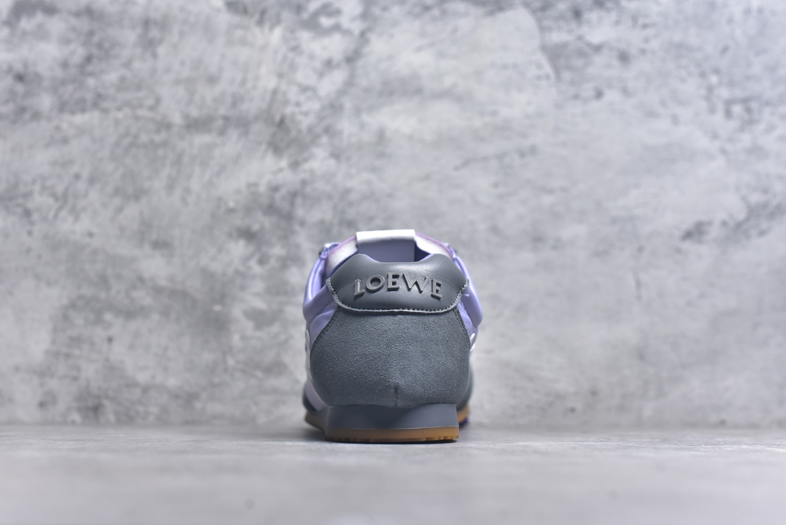 图片[5]-#LOEWE 2025 | Ballet Runner 2.0 罗意威新款芭蕾舞鞋拼色德训鞋阿甘鞋 全套原纸板楦头开发 后跟3D注塑橡胶LOEWE徽标 原厂数据大底磨具 进口羊皮内里加鞋垫 磁吸翻盖盒 内配帆布防尘袋 配件齐全 官方一致 原装纸板中底 带采用反绒牛皮革拼接头层皮饰片鞋面材质 鞋身原装高密度防刮防水尼龙面料 不对称鞋头造型 作为LOEWE的标志性设计 超柔软轻便且灵活的鞋底 新的波浪纹理橡胶外底 延伸至鞋头 升级的柔软皮革内衬和鞋床 提供最大舒适感 后跟有3D注塑橡胶徽标 真皮和皮料混搭彰显复古风格 拼色拼接鞋面 非常高级隐藏式小内增高 脚后跟设计新颖 柔软舒适 会被评为年度最舒适的暴走鞋 如履平地 内娱明星杨幂等众多同款上脚 小红书 一系列素材图 极具爆款 尺码：35 36 37 38 39 40 41 42 43 44 45-选品中心