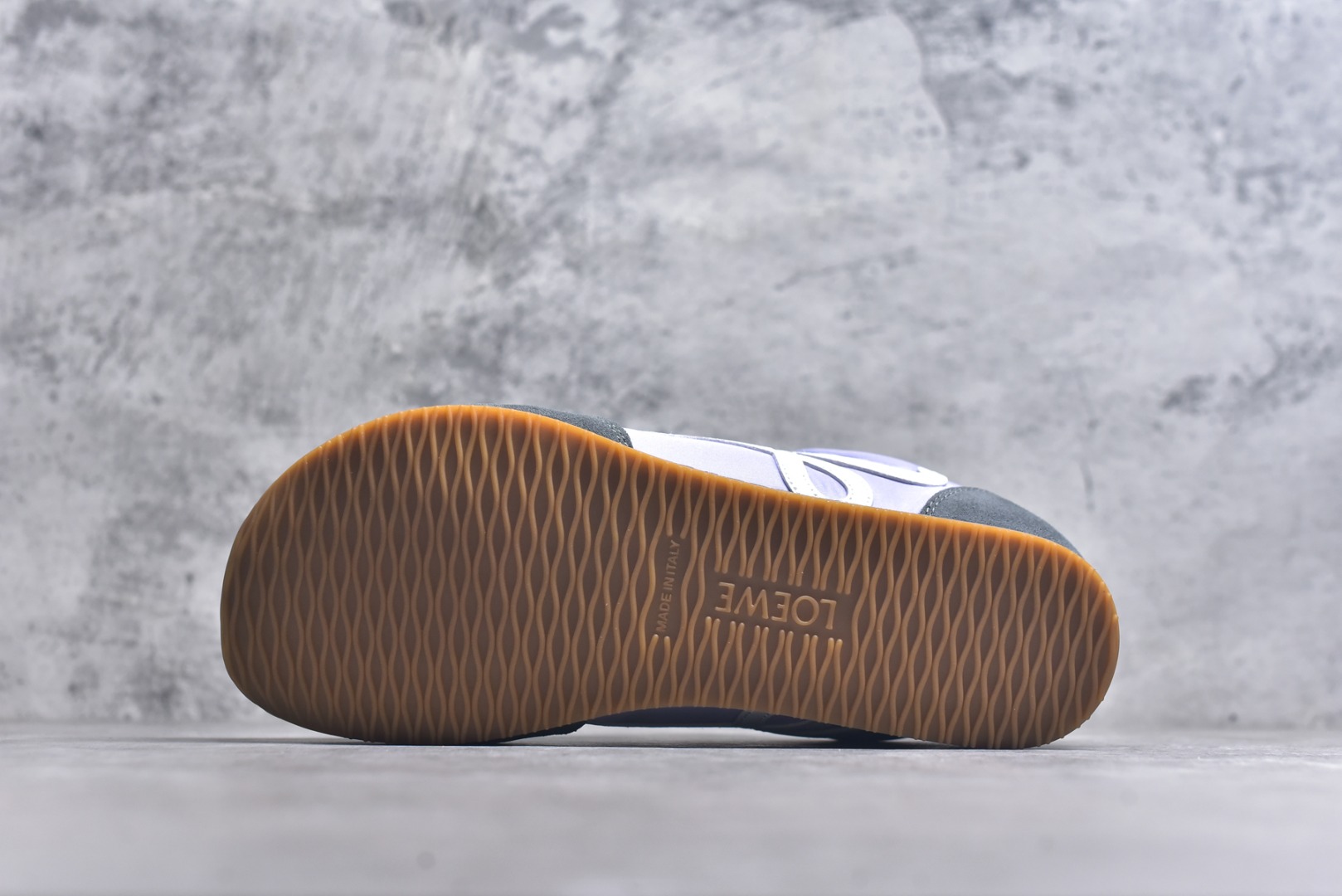 图片[6]-#LOEWE 2025 | Ballet Runner 2.0 罗意威新款芭蕾舞鞋拼色德训鞋阿甘鞋 全套原纸板楦头开发 后跟3D注塑橡胶LOEWE徽标 原厂数据大底磨具 进口羊皮内里加鞋垫 磁吸翻盖盒 内配帆布防尘袋 配件齐全 官方一致 原装纸板中底 带采用反绒牛皮革拼接头层皮饰片鞋面材质 鞋身原装高密度防刮防水尼龙面料 不对称鞋头造型 作为LOEWE的标志性设计 超柔软轻便且灵活的鞋底 新的波浪纹理橡胶外底 延伸至鞋头 升级的柔软皮革内衬和鞋床 提供最大舒适感 后跟有3D注塑橡胶徽标 真皮和皮料混搭彰显复古风格 拼色拼接鞋面 非常高级隐藏式小内增高 脚后跟设计新颖 柔软舒适 会被评为年度最舒适的暴走鞋 如履平地 内娱明星杨幂等众多同款上脚 小红书 一系列素材图 极具爆款 尺码：35 36 37 38 39 40 41 42 43 44 45-选品中心