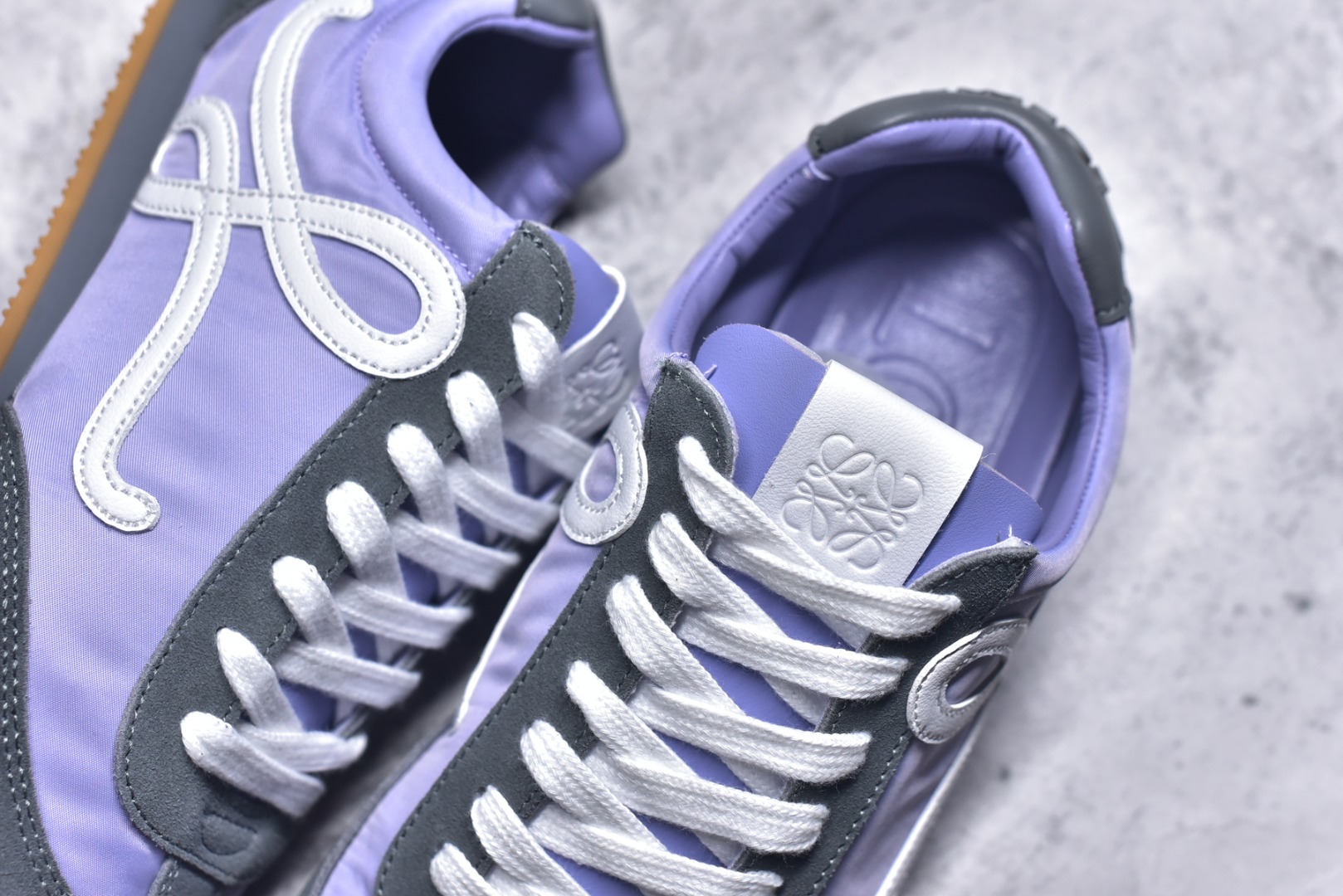 图片[9]-#LOEWE 2025 | Ballet Runner 2.0 罗意威新款芭蕾舞鞋拼色德训鞋阿甘鞋 全套原纸板楦头开发 后跟3D注塑橡胶LOEWE徽标 原厂数据大底磨具 进口羊皮内里加鞋垫 磁吸翻盖盒 内配帆布防尘袋 配件齐全 官方一致 原装纸板中底 带采用反绒牛皮革拼接头层皮饰片鞋面材质 鞋身原装高密度防刮防水尼龙面料 不对称鞋头造型 作为LOEWE的标志性设计 超柔软轻便且灵活的鞋底 新的波浪纹理橡胶外底 延伸至鞋头 升级的柔软皮革内衬和鞋床 提供最大舒适感 后跟有3D注塑橡胶徽标 真皮和皮料混搭彰显复古风格 拼色拼接鞋面 非常高级隐藏式小内增高 脚后跟设计新颖 柔软舒适 会被评为年度最舒适的暴走鞋 如履平地 内娱明星杨幂等众多同款上脚 小红书 一系列素材图 极具爆款 尺码：35 36 37 38 39 40 41 42 43 44 45-选品中心